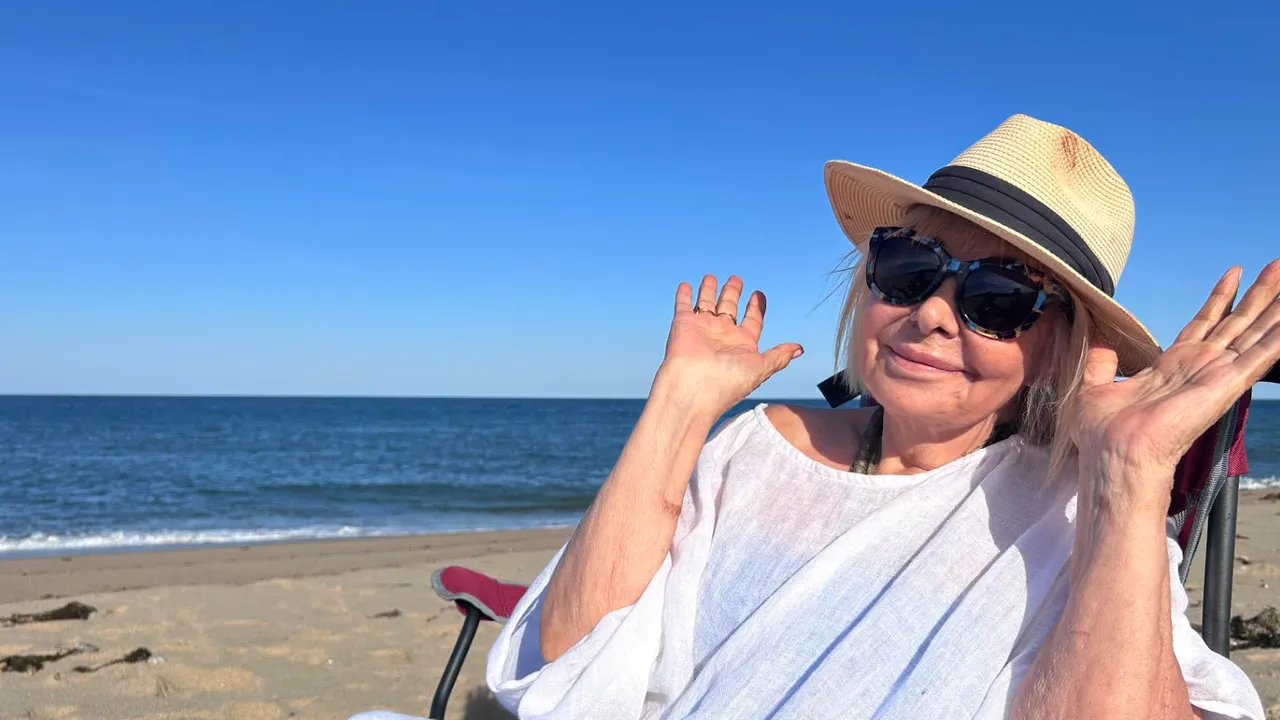 קארן תורן, האסטרולוגית החברתית האקסצנטרית של ניו יורק, מתחילה לעסוק בעניינים