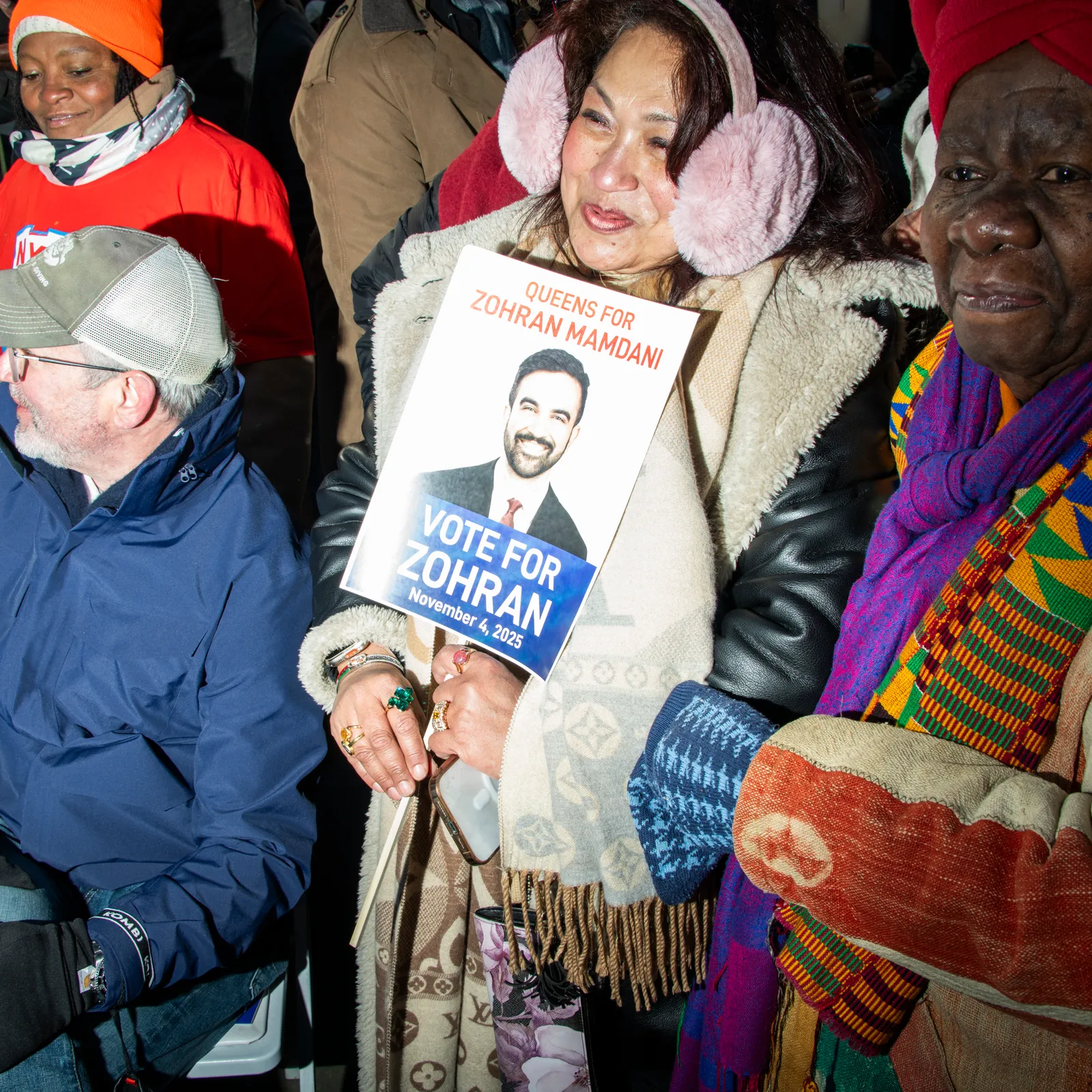 התמונה עשויה להכיל בגדים מעיל פנים ראש אדם צילום דיוקן ז'קט פרסומת ופוסטר למבוגרים