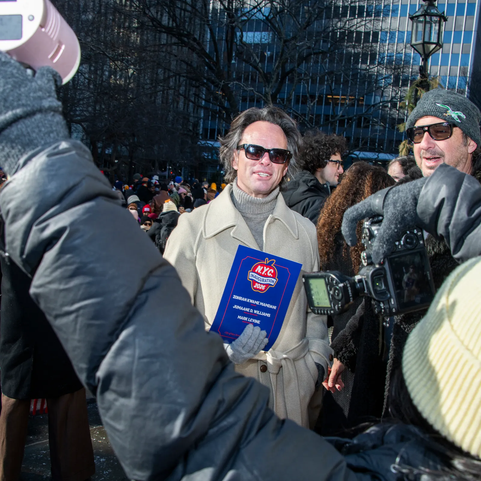 התמונה עשויה להכיל את Walton Goggins Zhang Zhongqi ביגוד מעיל מעיל אביזרי משקפי שמש פנים ראש ואדם