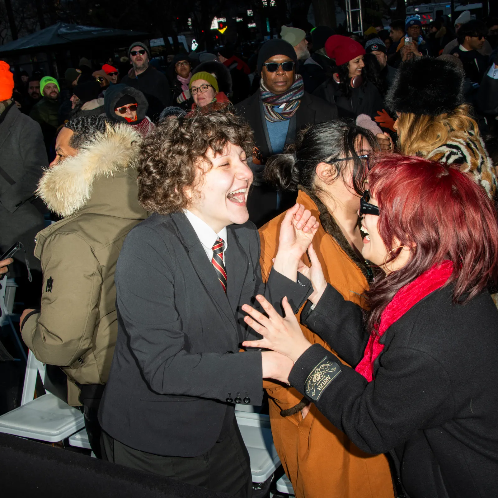 התמונה עשויה להכיל Kultar Gill ביגוד מעיל אביזרי משקפיים אדם מבוגר ז'קט פנים ראש וצילום