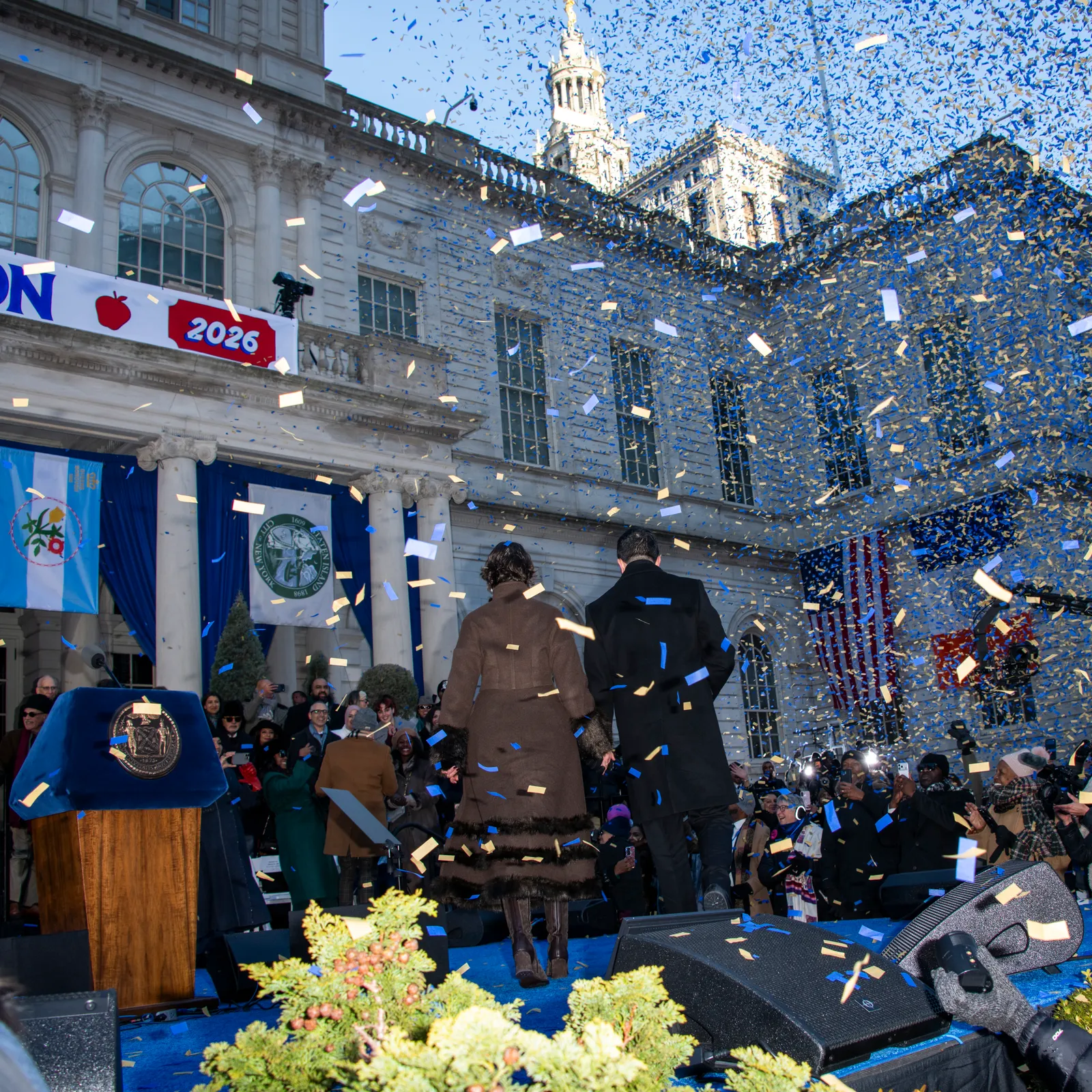 התמונה עשויה להכיל את Malik B. Joe Satriani Meher Ali Shah Jonathan Cyprien בגדים מעיל אנשים אדם ומבוגרים