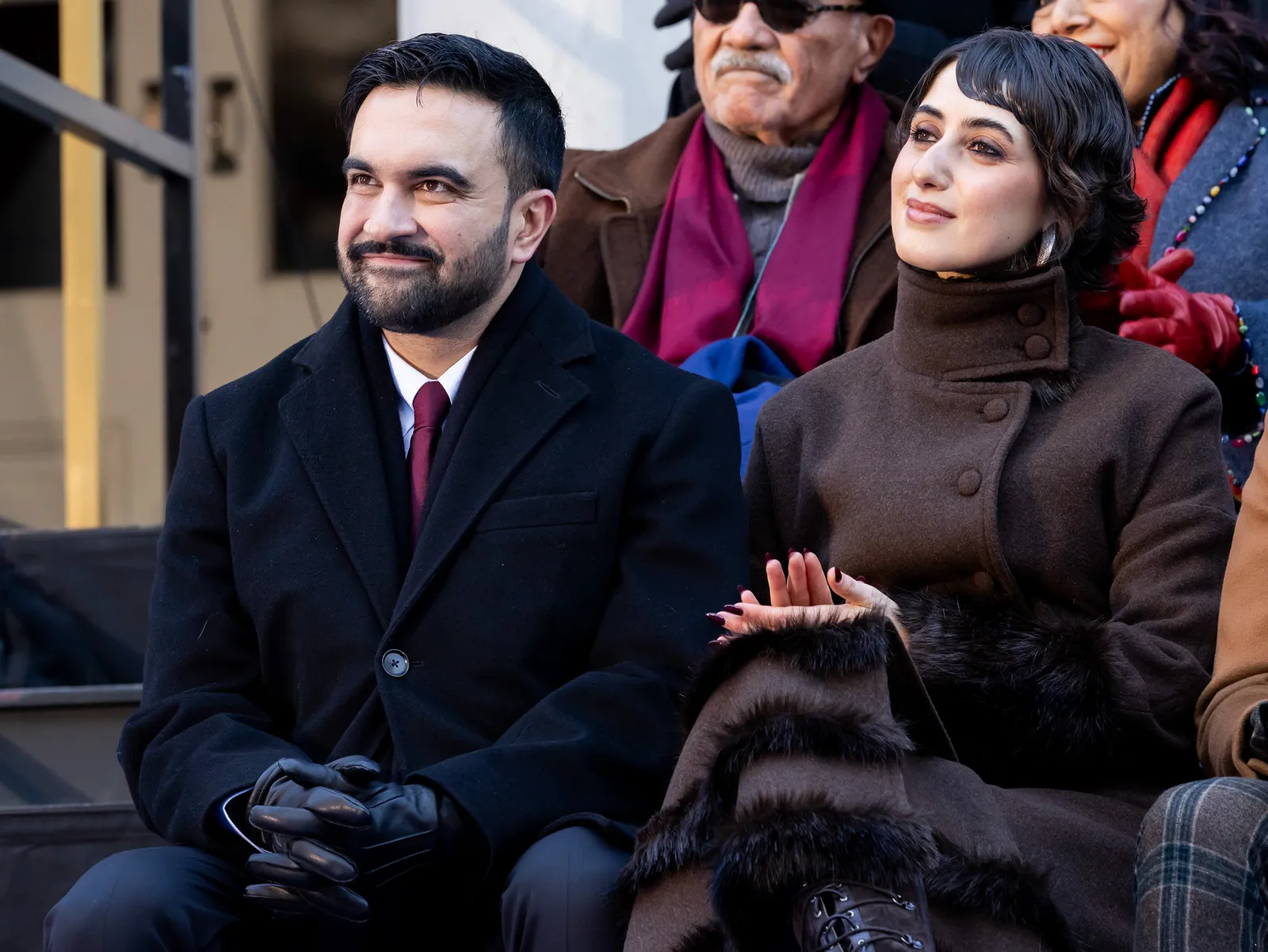 התמונה עשויה להכיל את Sebastian Schipper Mahmood Mamdani אנשים אדם ביגוד למבוגרים מעיל כפפה פנים שמח וראש