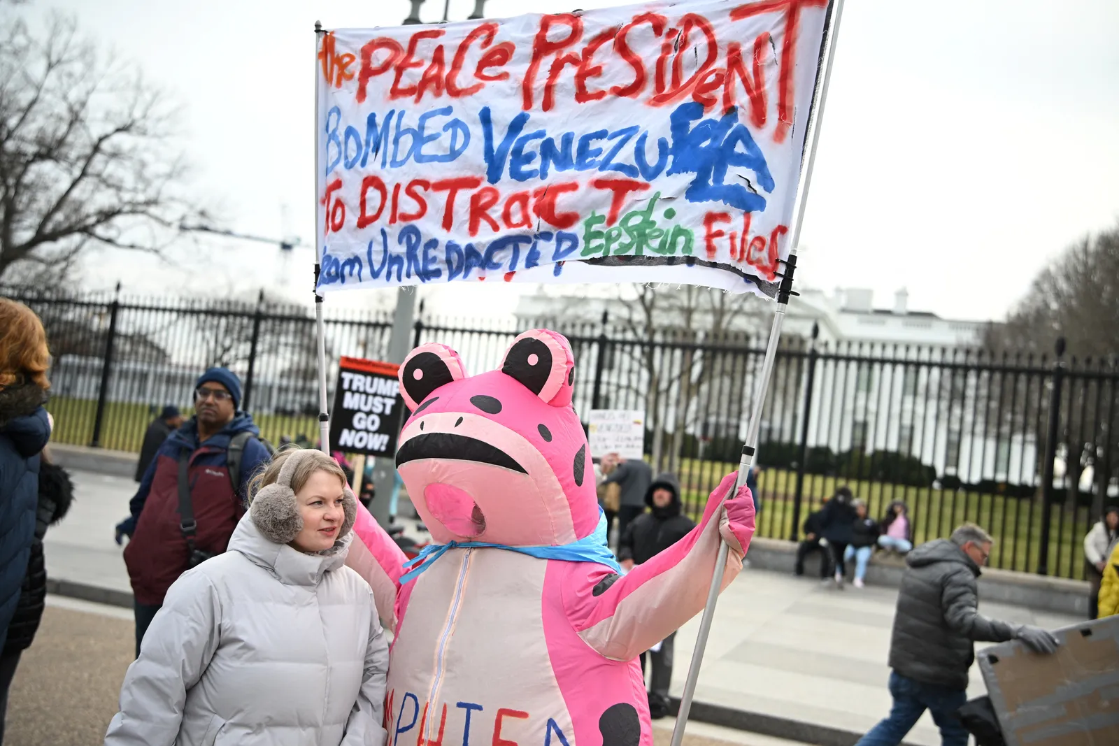 התמונה עשויה להכיל טקסט באנר אדם פנים מבוגר ראש בעל חיים דוב יונק וחיות בר