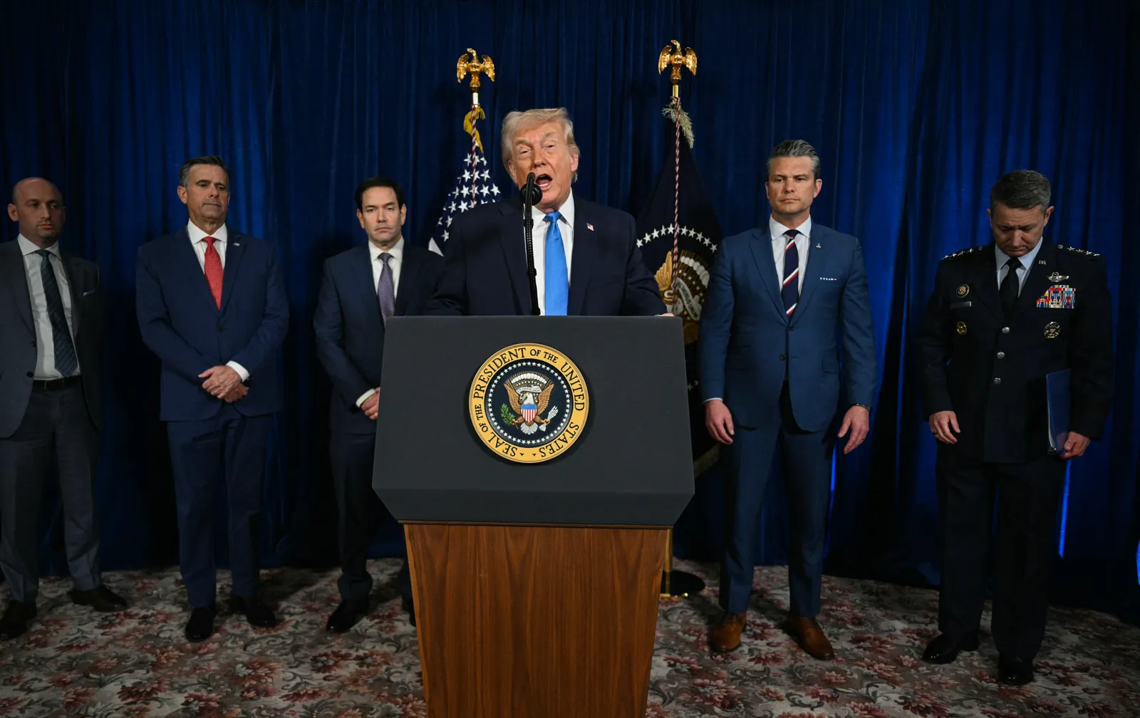 התמונה עשויה להכיל את דונלד טראמפ מרקו רוביו אדם קהל מבוגר קהל אנשים חתונה פודיום ודיבור