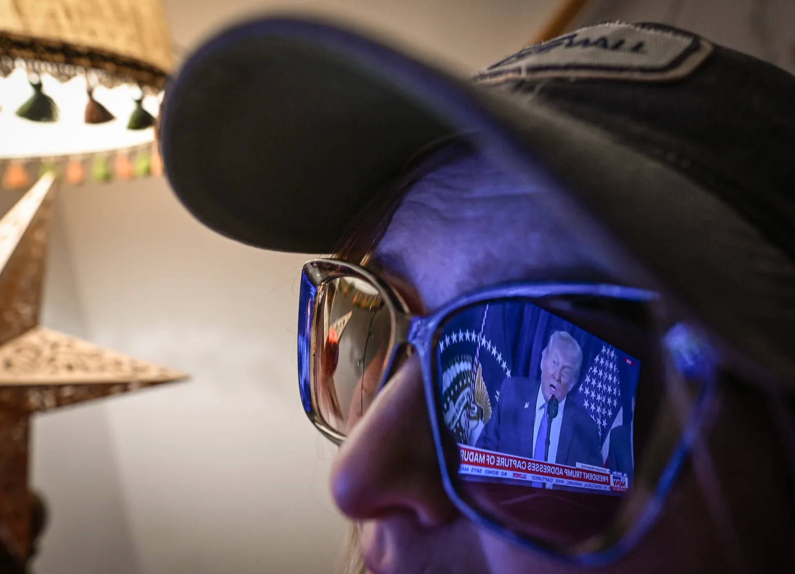 התמונה עשויה להכיל דונלד טראמפ אביזרי כובע ביגוד משקפי שמש כובע בייסבול כובע משקפיים אדם ופנים למבוגרים