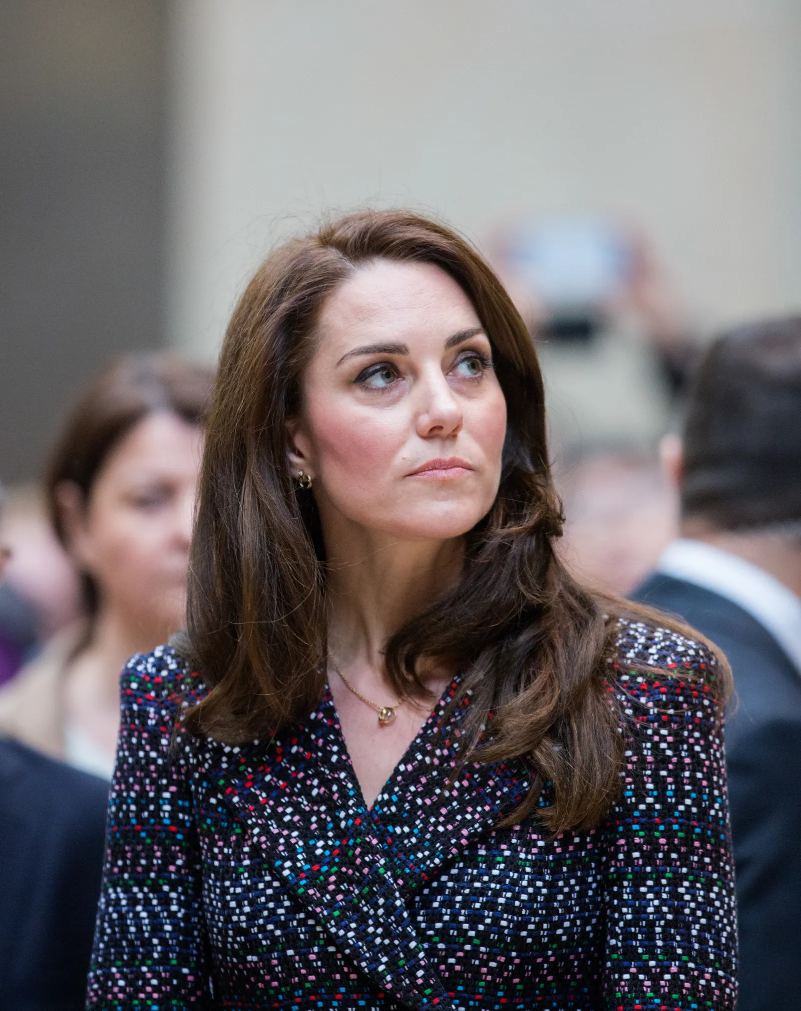 התמונה עשויה להכיל פנים צילום ראש אדם דיוקן בגדים למבוגרים חליפה ומעיל ללבוש רשמי