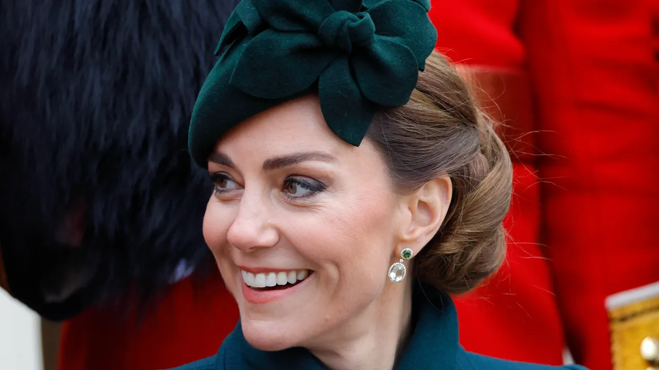 התכשיטים היומיומיים האהובים על קייט מידלטון - החל משרשראות לוחיות השם שלה ועד עגילי קיקי מקדונו