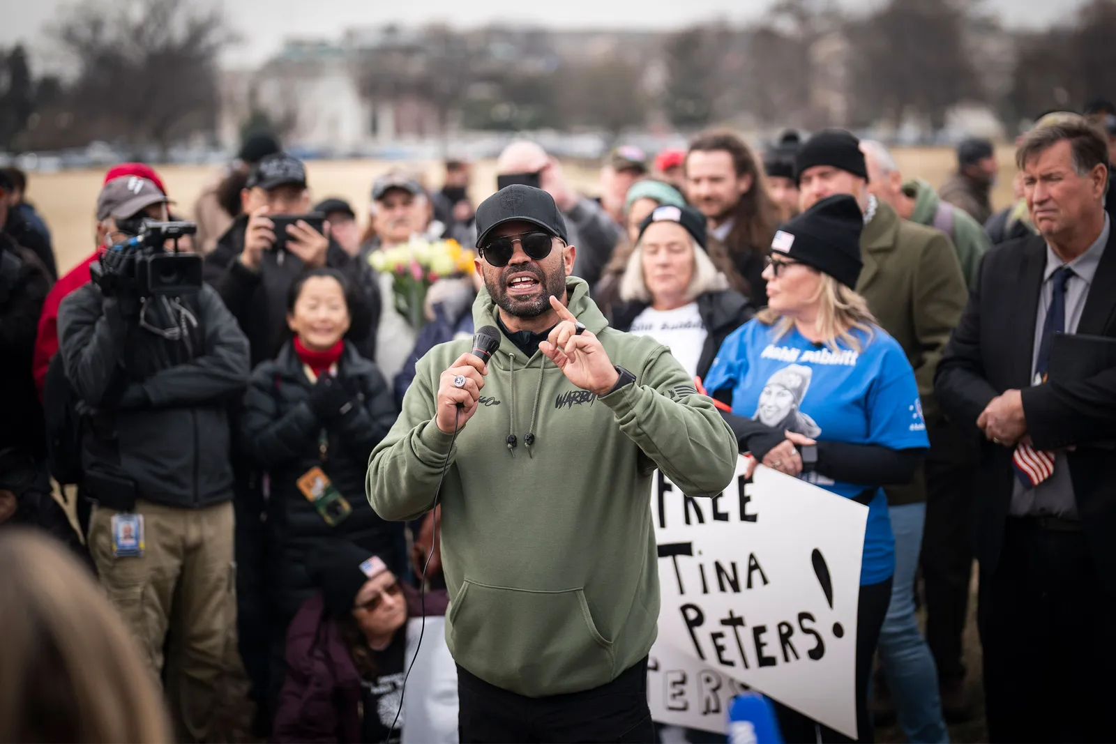 התמונה עשויה להכיל את ביל ברגי צ'אק האולי אדם מבוגר בגדים כפפה אנשים קהל כובע בייסבול כובע וכובע