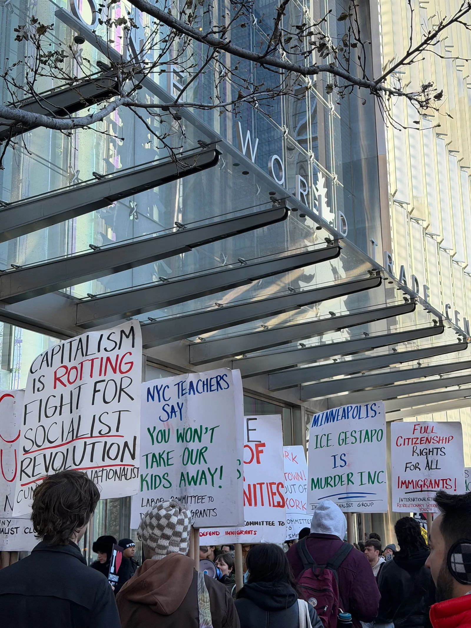 התמונה עשויה להכיל טקסט באנר La Parka אדם ואנשים למבוגרים