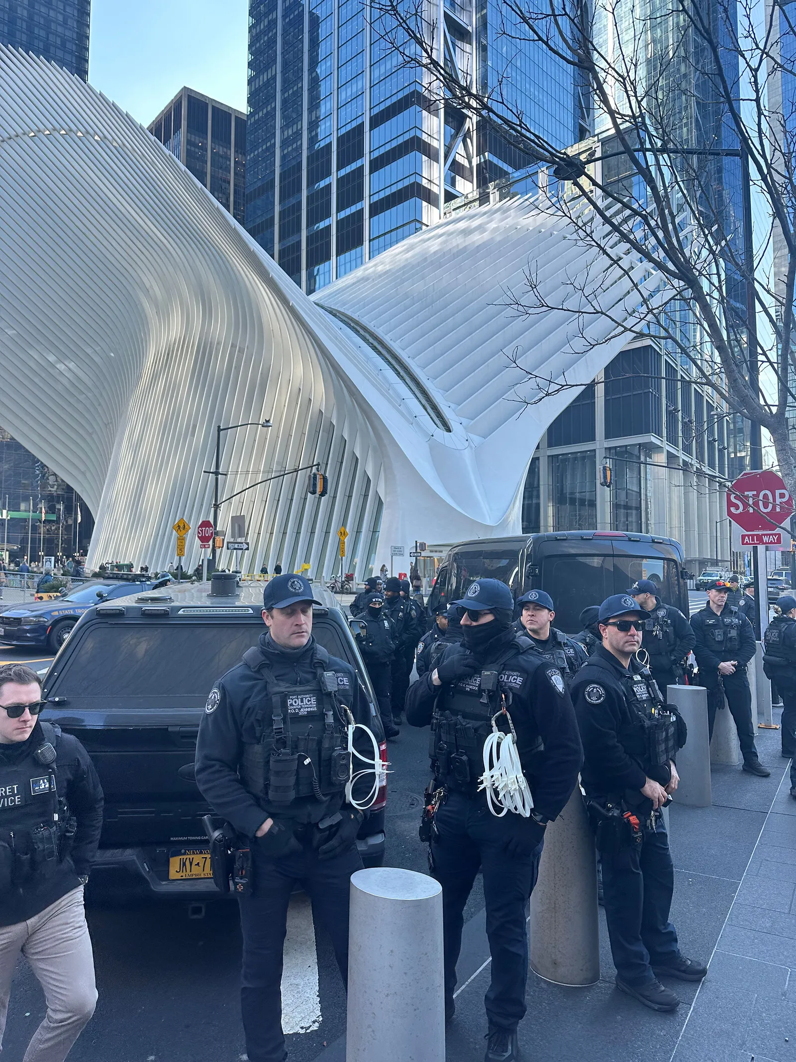 התמונה עשויה להכיל את אריק קראץ וולטר ג'ונס קצין איש משטרה שוטר רכב למבוגרים כלי תחבורה ועירוני