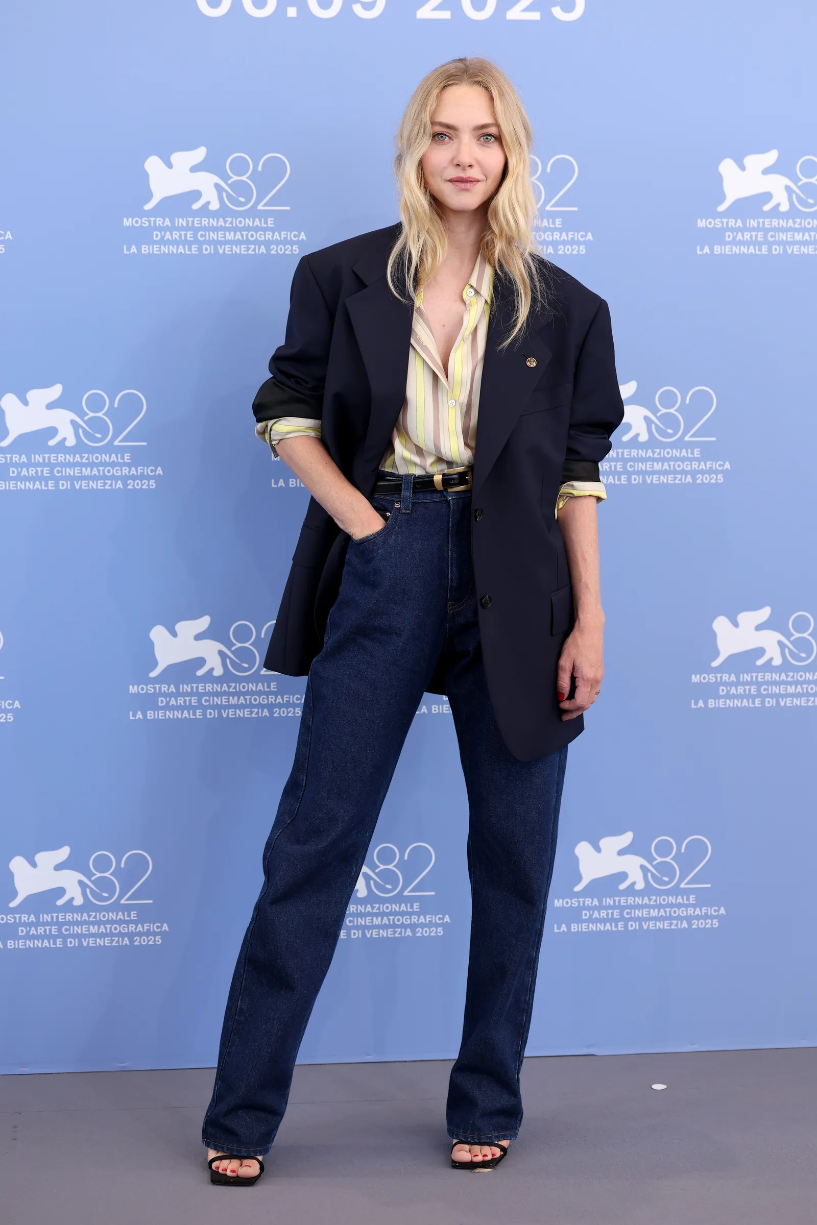 התמונה עשויה להכיל את אמנדה סייפריד בלייזר מעיל מעיל לבוש רשמי חליפת שיער בלונדיני מכנסיים ומבוגרים