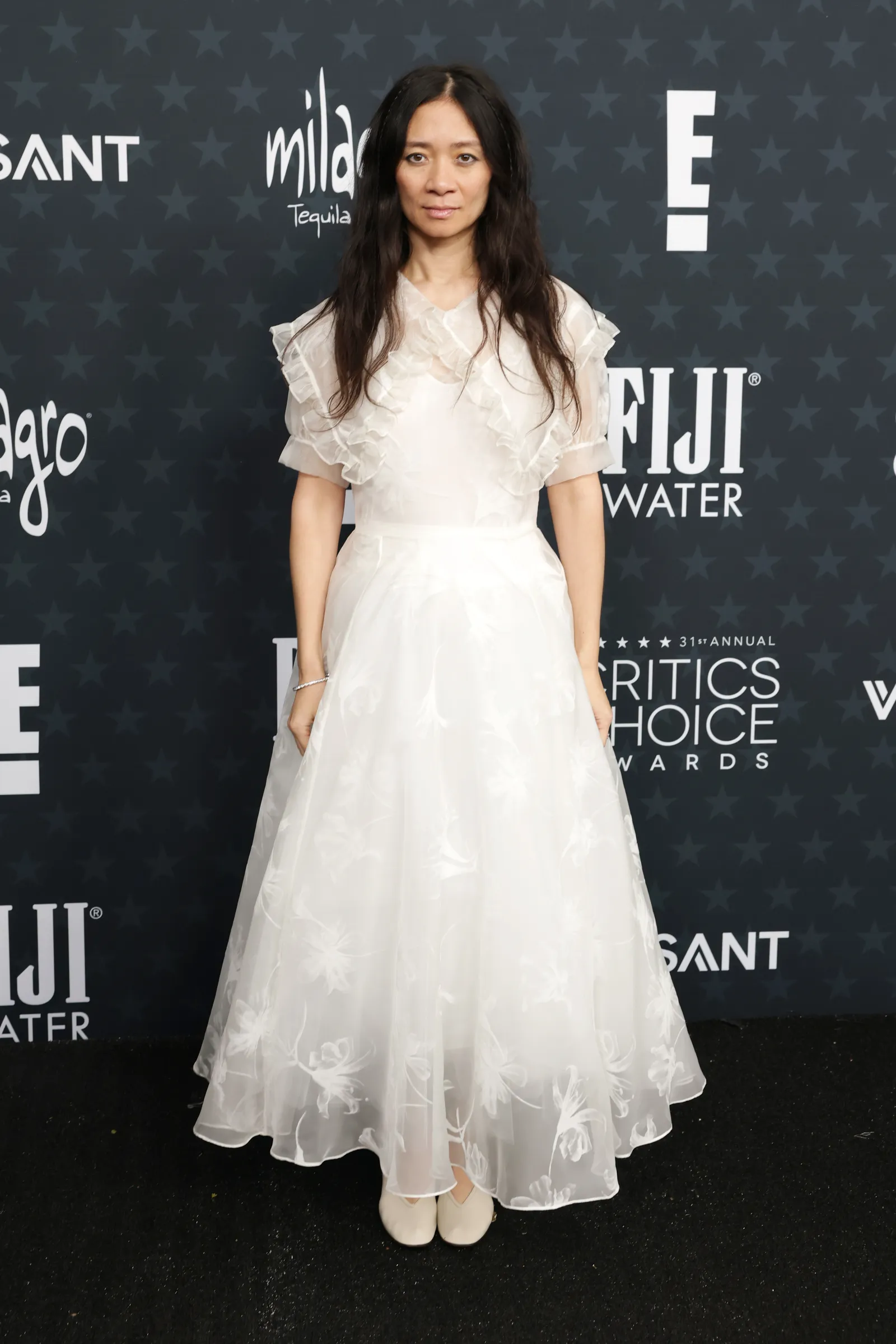 התמונה עשויה להכיל Chlo Zhao בגדי אופנה שמלת שרוולים אדם מבוגר ללבוש רשמי שמלת כלה ושמלת כלה