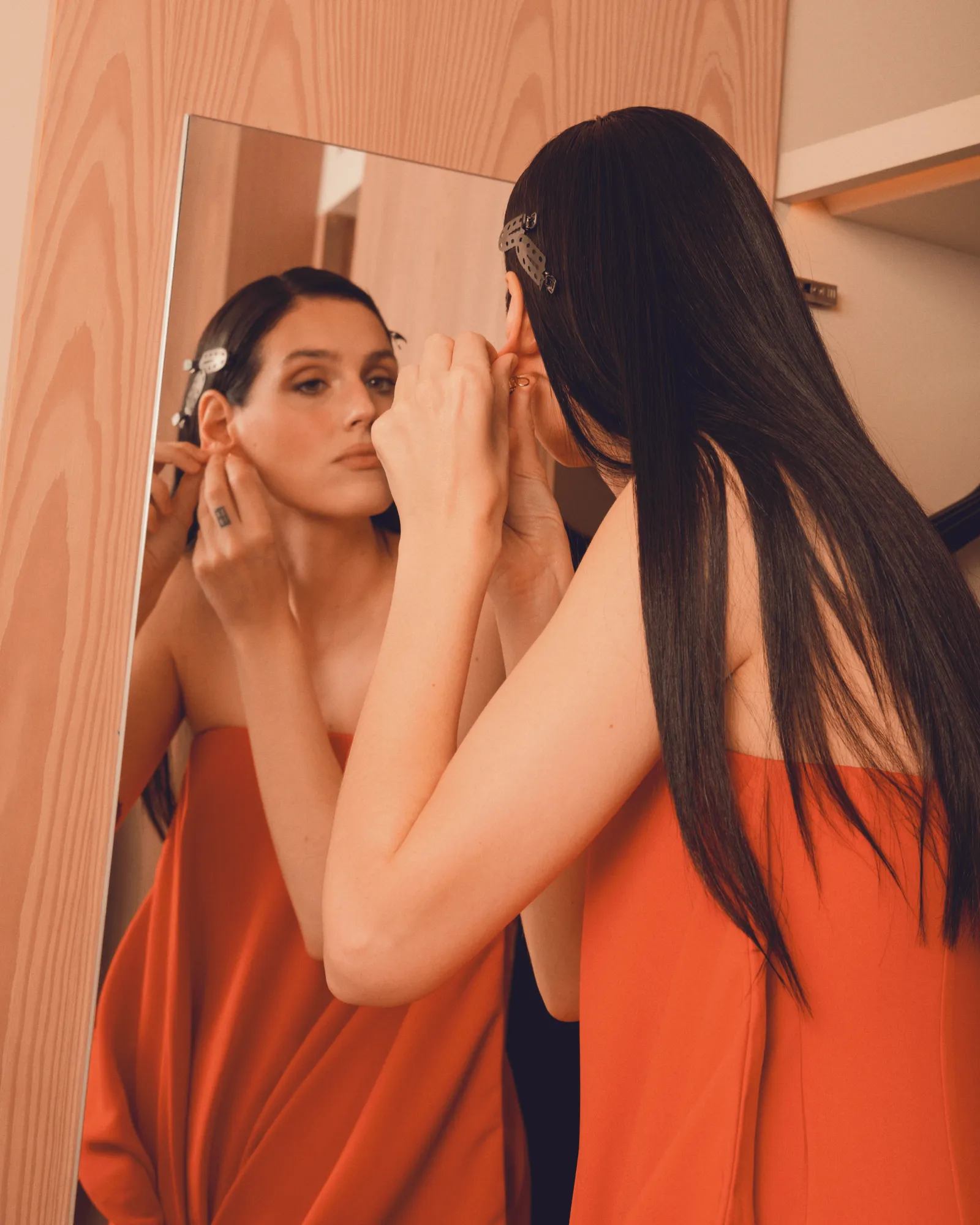 התמונה עשויה להכיל קוסמטיקה לאדם למבוגרים ראש פנים ואיפור