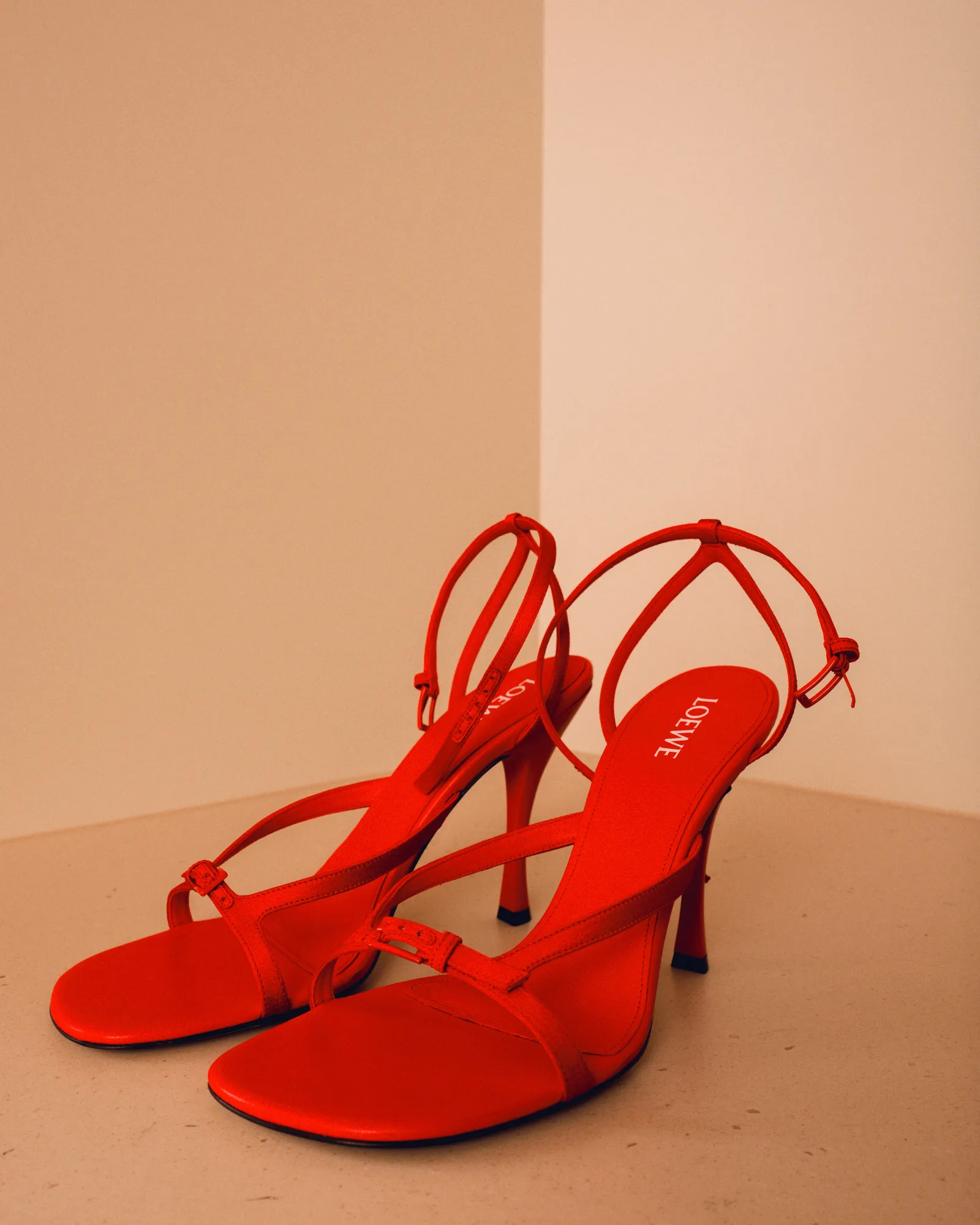 התמונה עשויה להכיל ביגוד הנעלה סנדל עקב גבוה ונעל