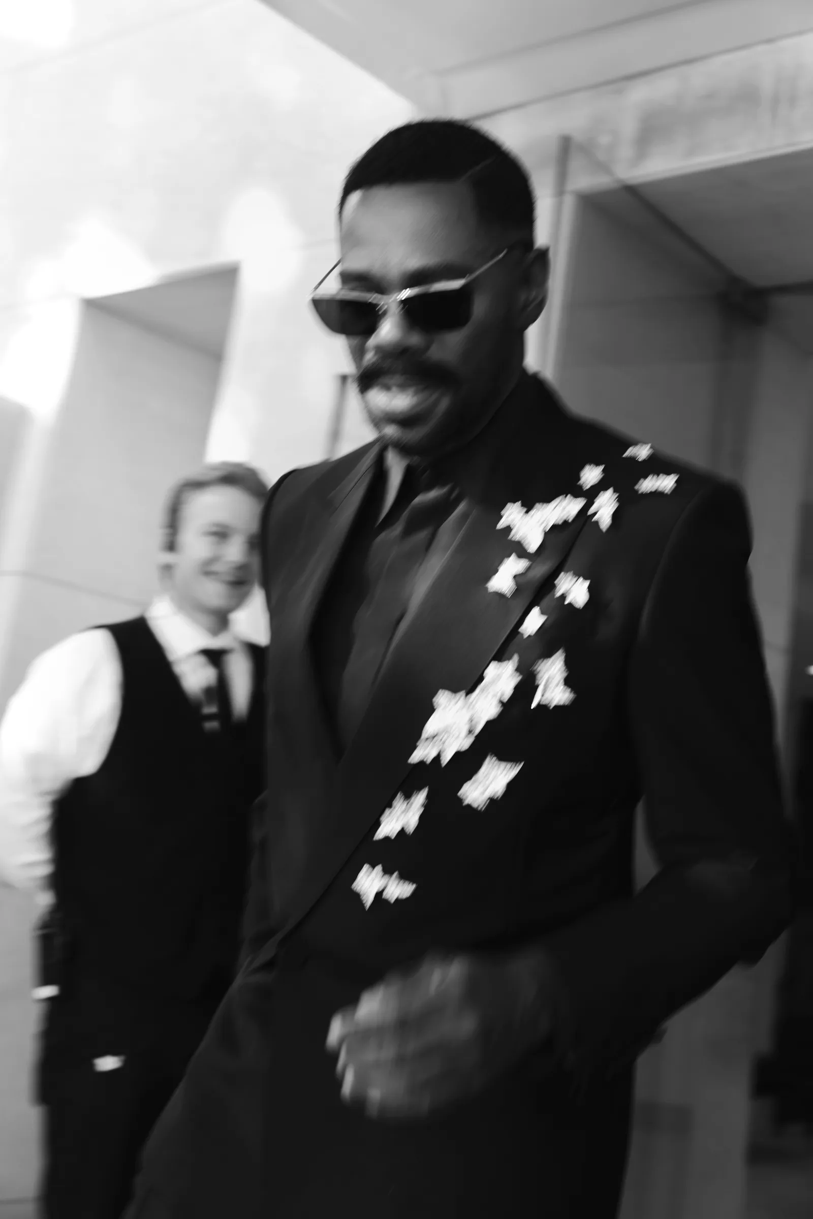 התמונה עשויה להכיל קולמן דומינגו ביגוד חליפת טוקסידו חליפת טוקסידו משקפי שמש מבוגר ואדם