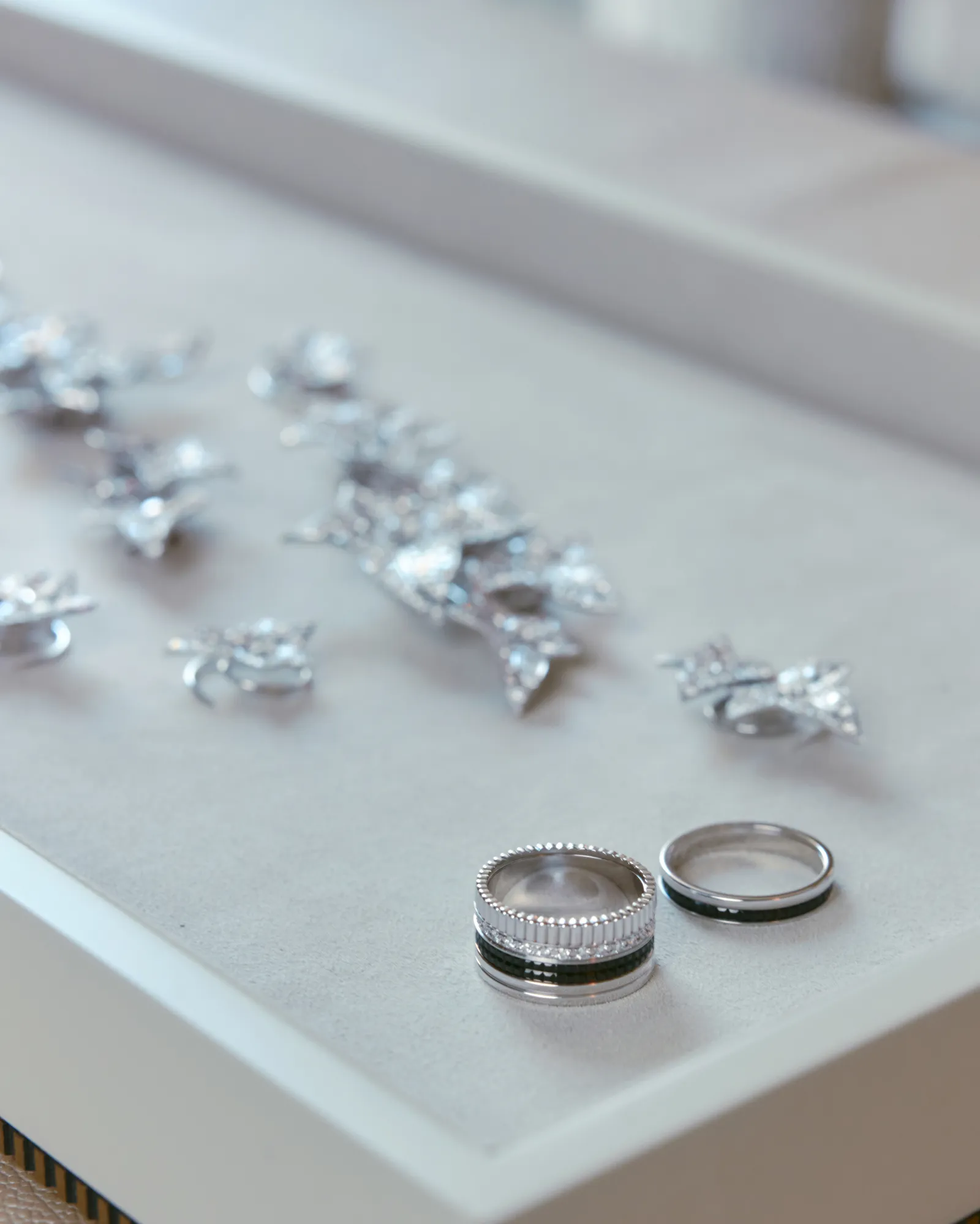 התמונה עשויה להכיל אביזרי כסף טבעת יהלום אבן חן ועגיל