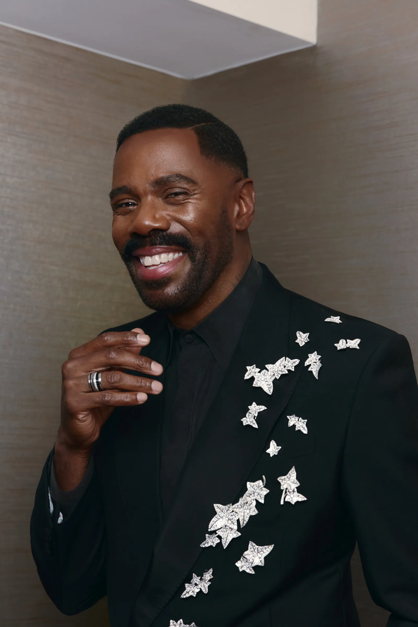 התמונה עשויה להכיל קולמן דומינגו ראש אדם פנים גומות בלייזר מעיל מעיל לבוש וחליפה רשמית למבוגרים