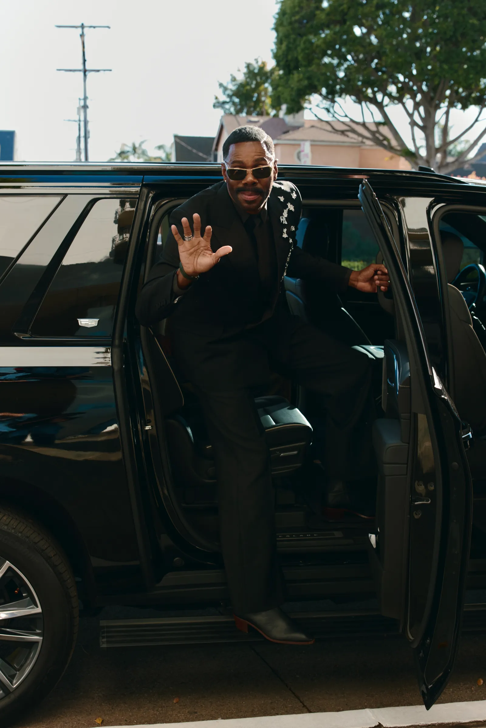 התמונה עשויה להכיל קולמן דומינגו ביגוד לבוש רשמי חליפת מעיל בלייזר מעיל אדם יושב מבוגר ומכונית