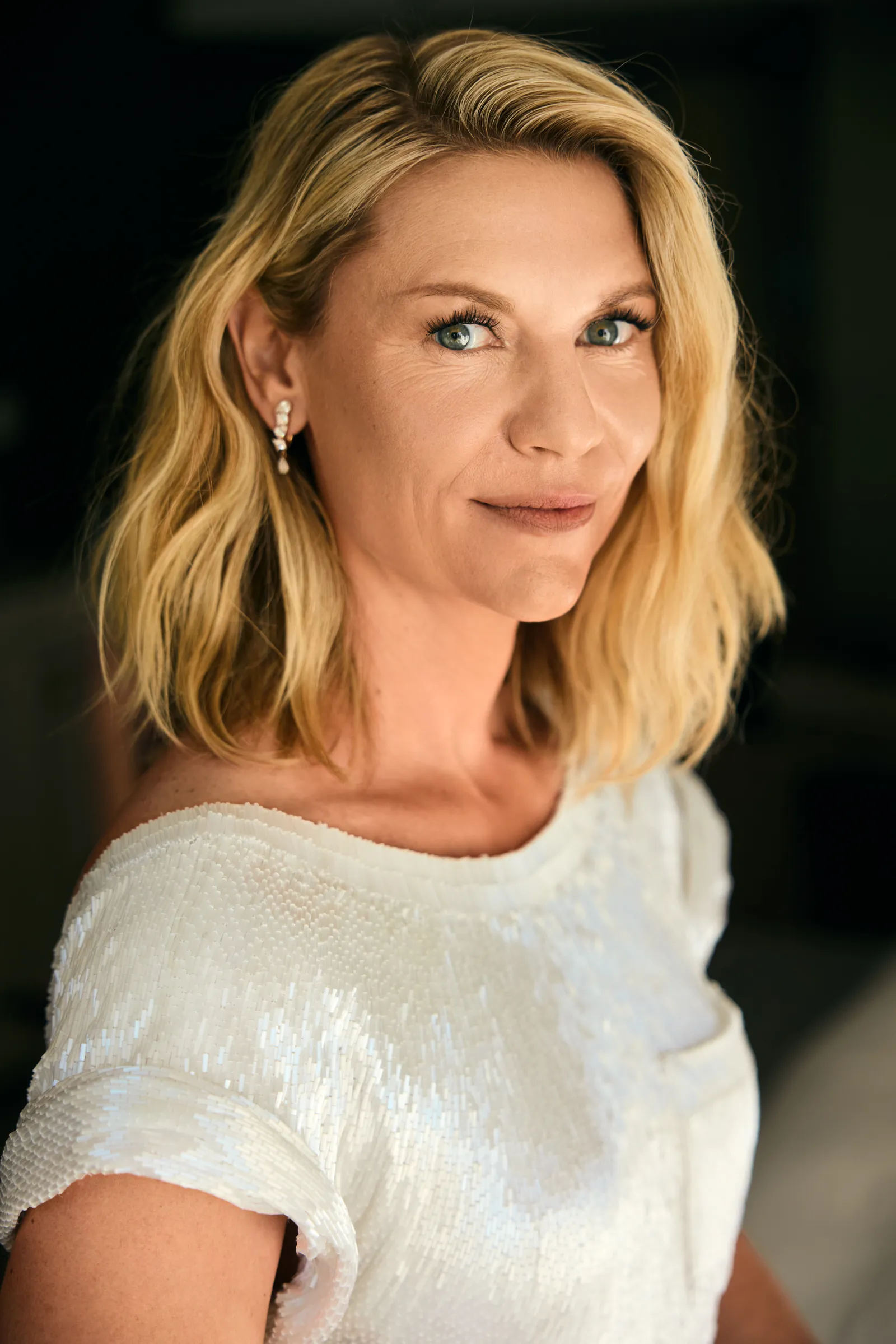 התמונה עשויה להכיל את Claire Danes שיער בלונדיני אדם פנים ראש צילום דיוקן ומבוגרים