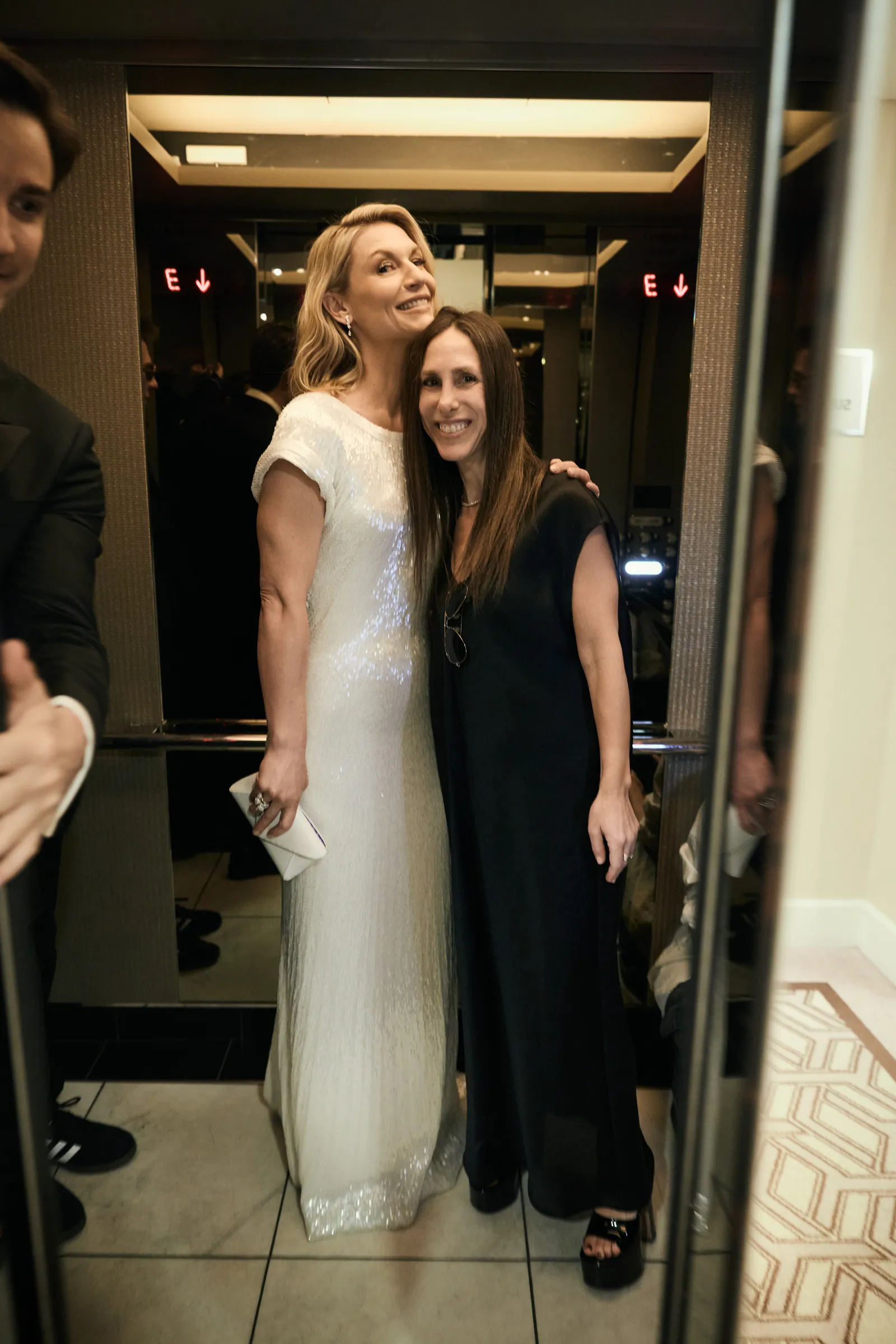 התמונה עשויה להכיל את קלייר דיינס אזלה רובינסון שמלת בגדי Midoool אדם מבוגר הפצצות צילום ולבוש רשמי