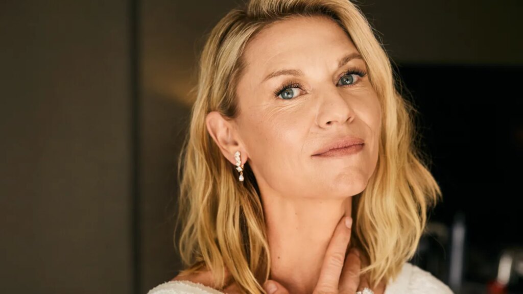 זאק פוזן עשה לקלייר דיינס שמלה כשהם היו בתיכון. עבור גלובוס הזהב 2026, הוא שם אותה ב-GapStudio