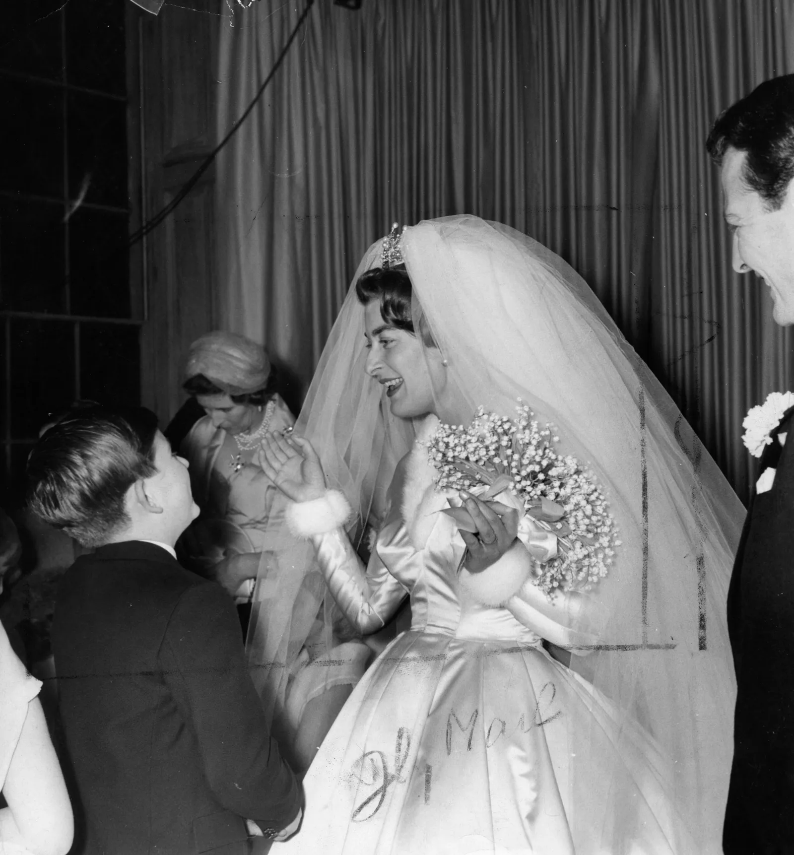 התמונה עשויה להכיל את ליידי פמלה היקס ביגוד שמלת אופנה לבוש רשמי שמלת כלה שמלת כלה ופרח