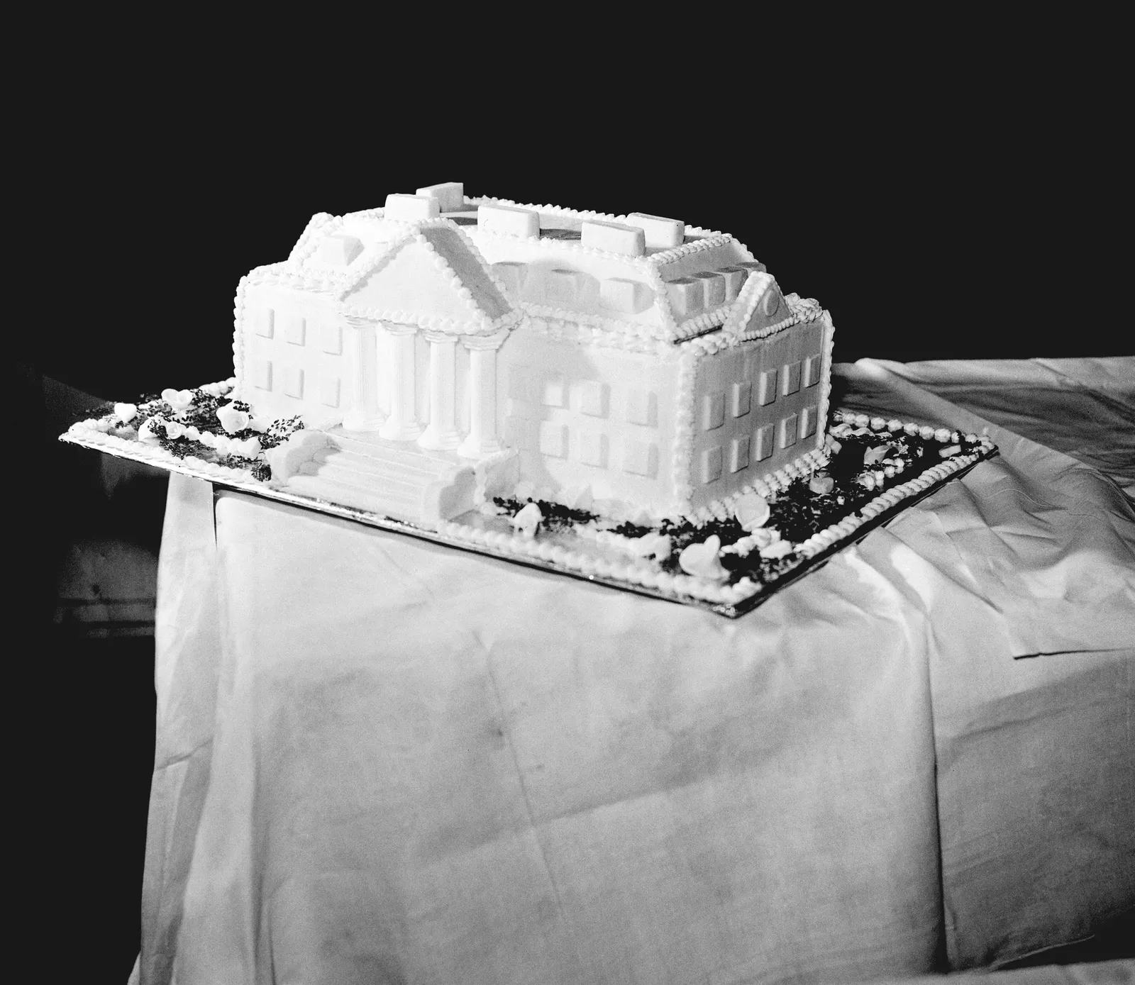 התמונה עשויה להכיל קרם קינוח מזון ציפוי עוגת יום הולדת עוגת בחוץ ובטבע