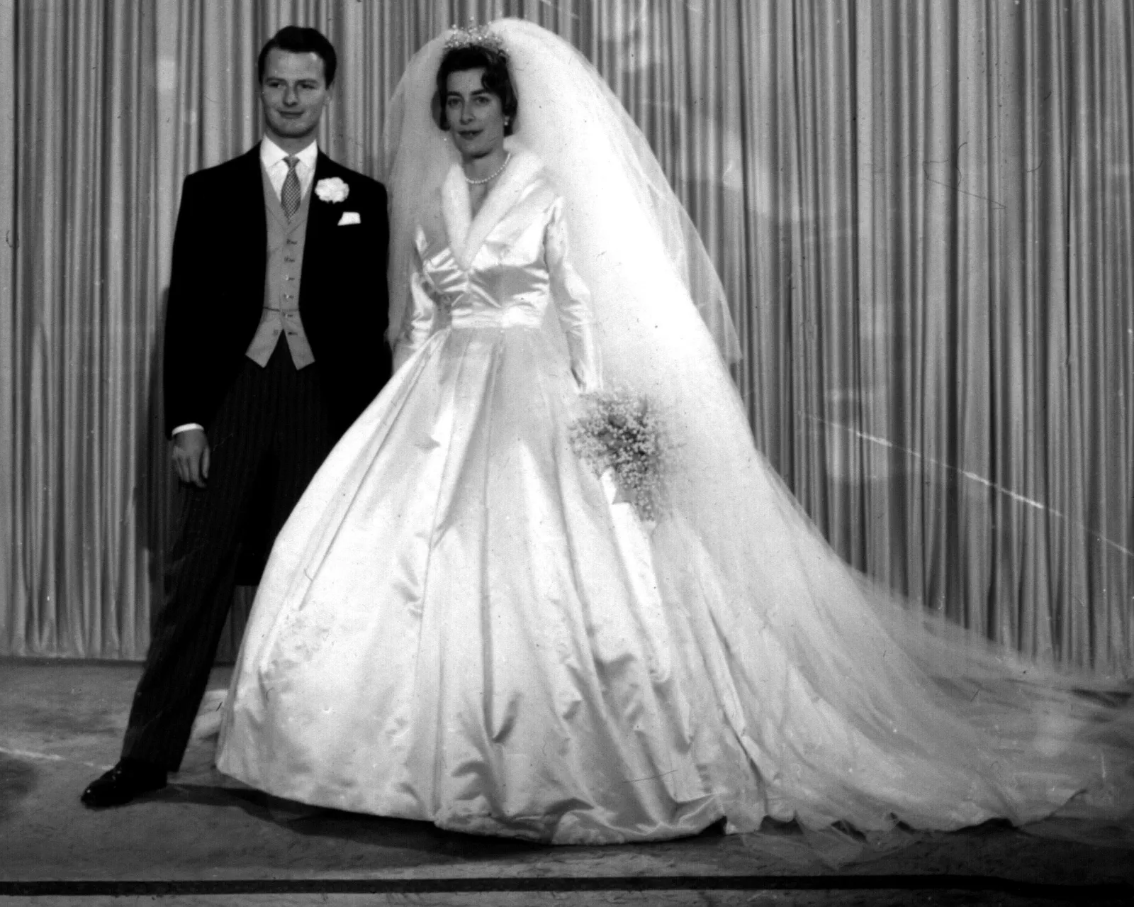 התמונה עשויה להכיל את ליידי פמלה היקס ביגוד שמלת לבוש רשמי שמלת כלה חליפת שמלת כלה ולמבוגרים