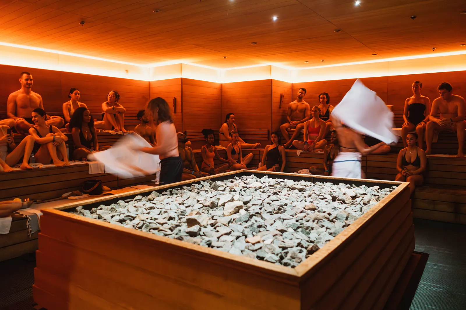 התמונה עשויה להכיל את Paulyn Ubial Adult Person לחתונה ראש פנים וסאונה