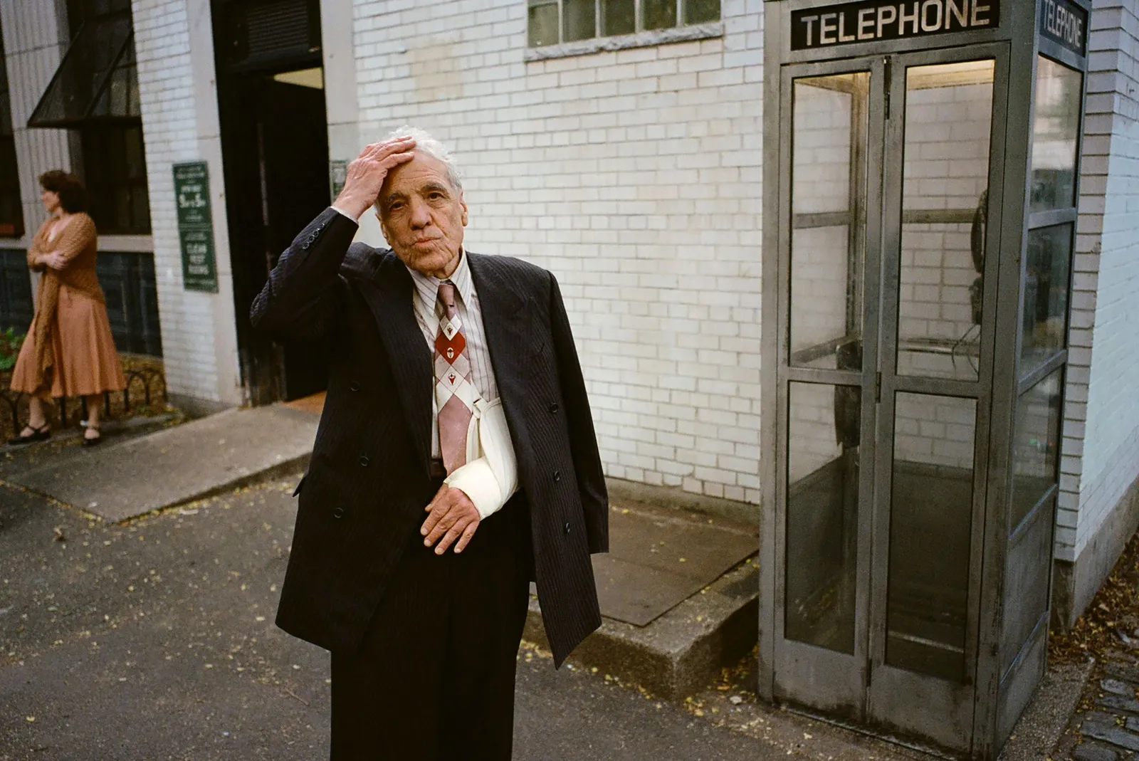 התמונה עשויה להכיל Abel Ferrara Person מעיל בגדי אזרח ותיק ולמבוגרים