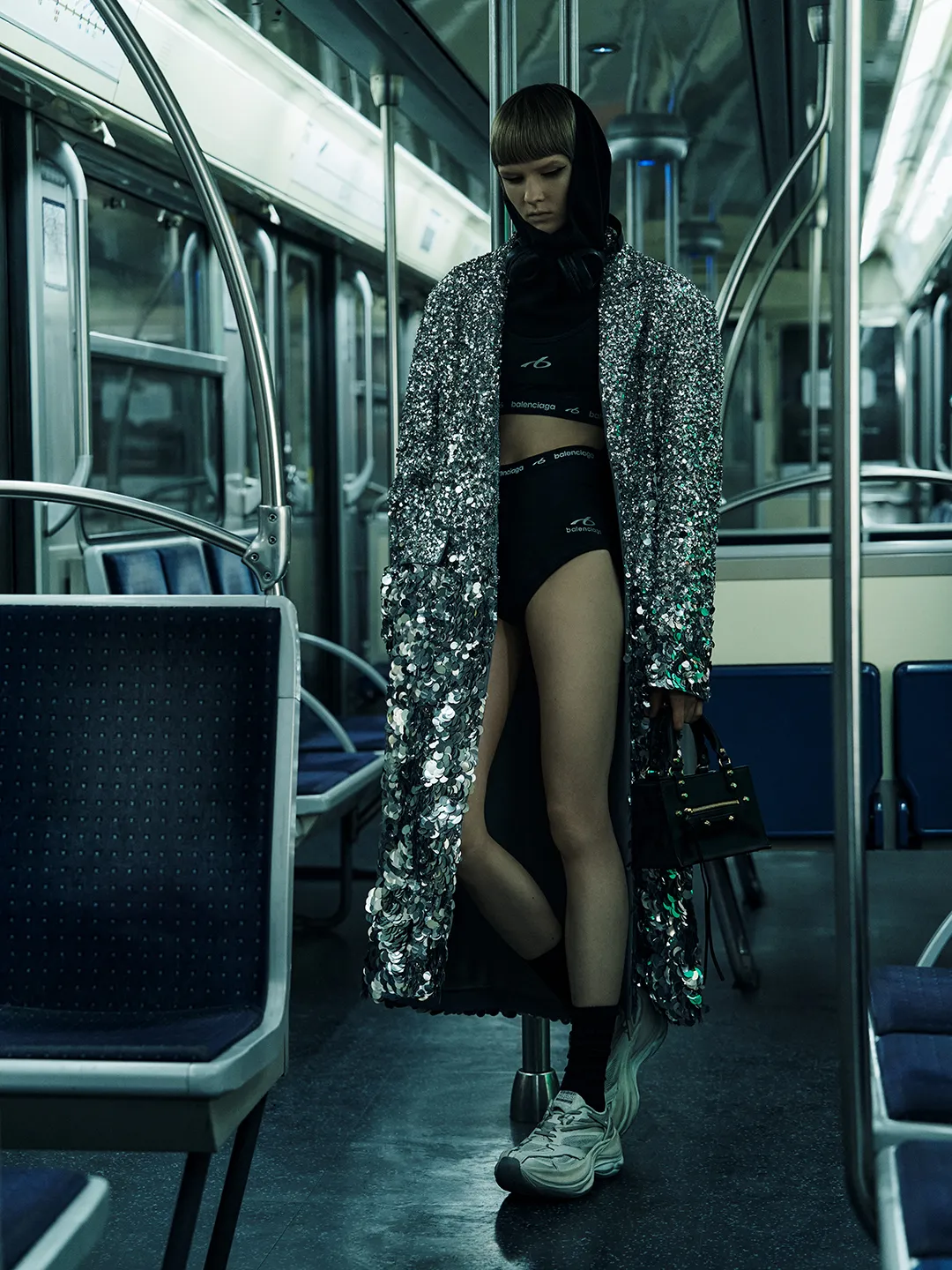 התמונה עשויה להכיל אביזרים תיק תיק יד אדם מבוגר ביגוד הנעלה נעליים כיסא ורהיטים מסוף