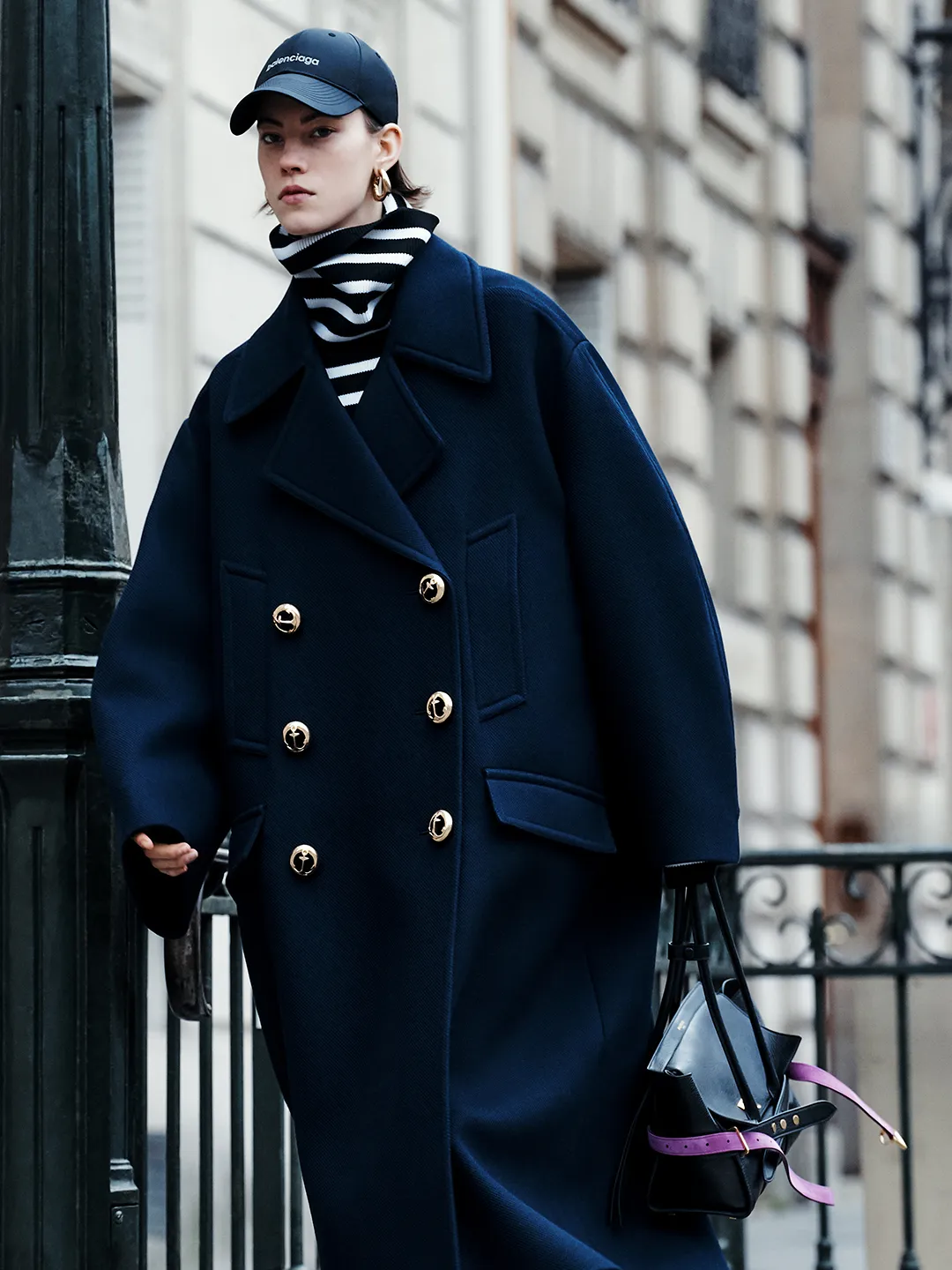 התמונה עשויה להכיל Nicoletta Machiavelli בגדים מעיל מעיל כובע כובע צעיף וכובע בייסבול