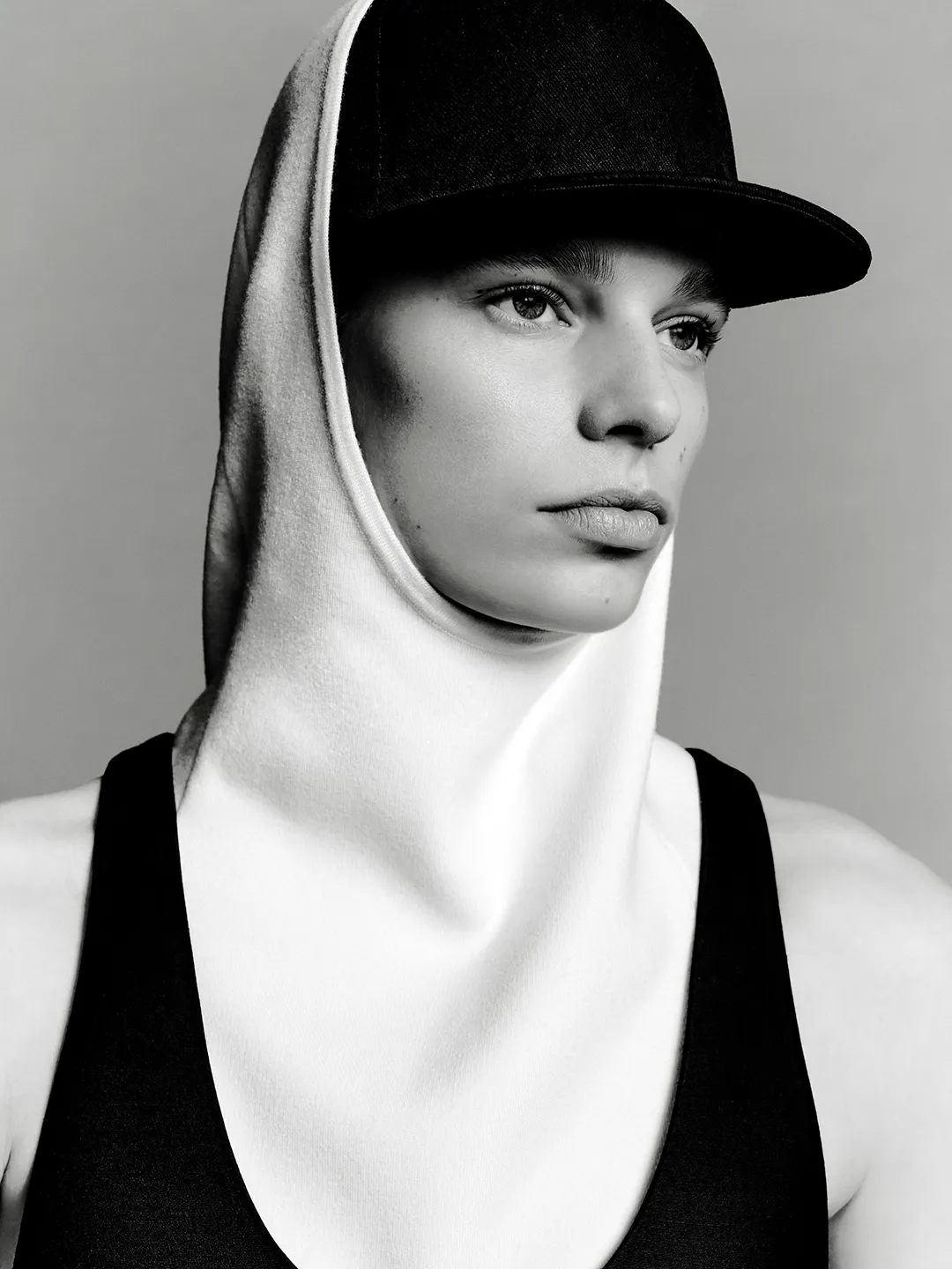 התמונה עשויה להכיל פנים צילום ראש אדם דיוקן בגדים כובע כובע חלק גוף וצוואר למבוגרים