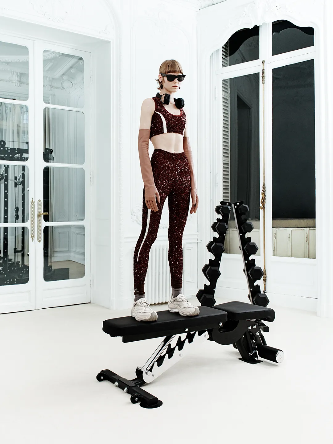 התמונה עשויה להכיל אדם כושר חדר כושר ספורט ביגוד אימון הנעלה ונעליים