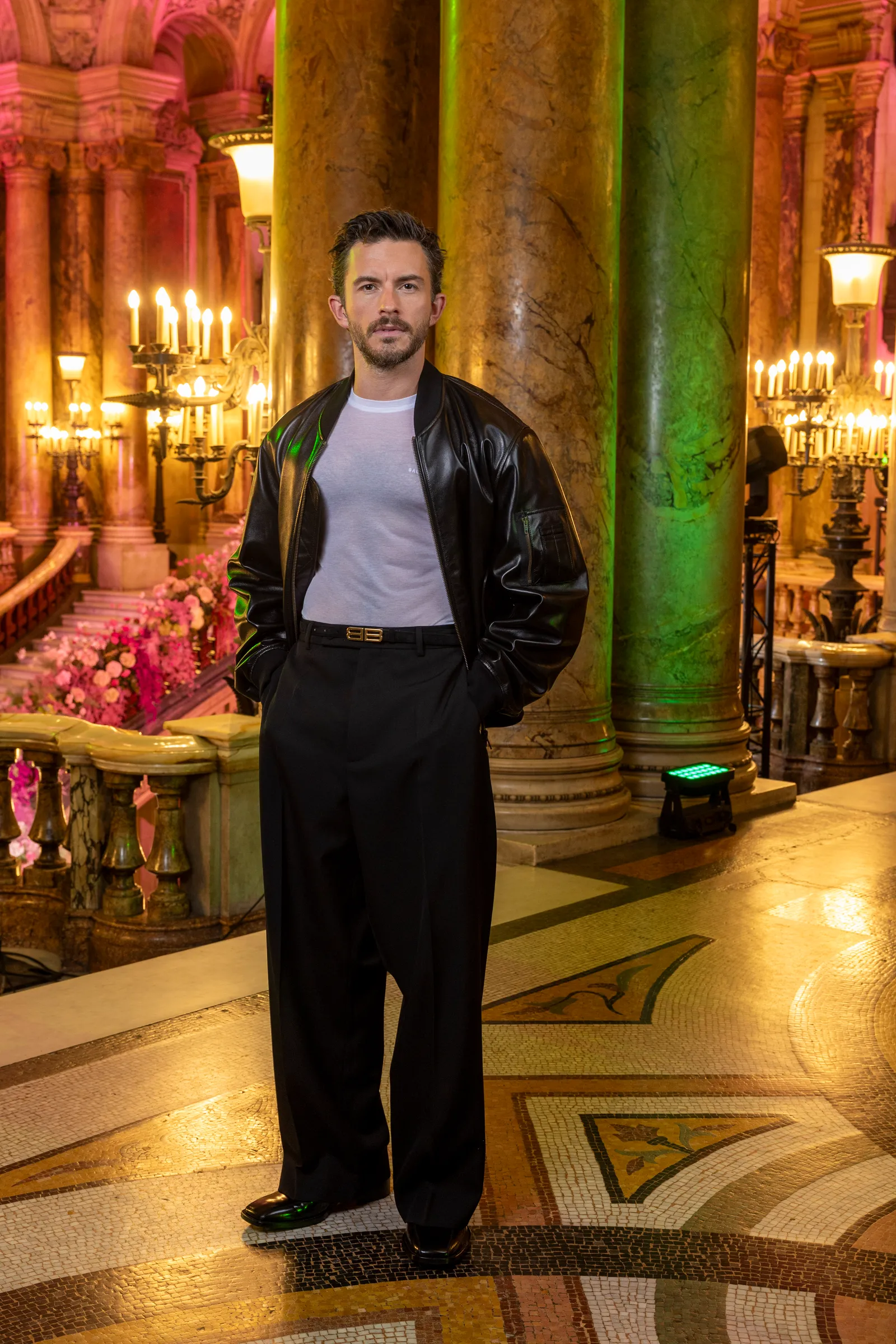 התמונה עשויה להכיל Jonathan Bailey בגדים מעיל מעיל אדם עומד תאורה פנים צילום ראש ודיוקן