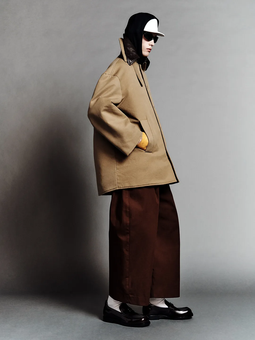 התמונה עשויה להכיל בגדים מעיל אופנה מעיל על אדם למבוגרים וכף