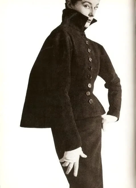 התמונה עשויה להכיל את Simone Micheline Bodin Clothing Coat Overcoat לבוש רשמי וחליפה