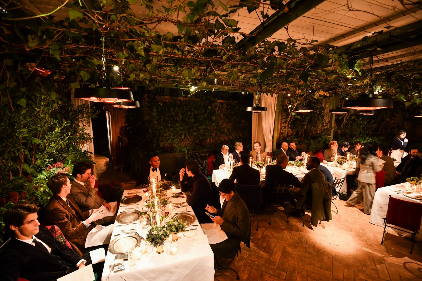 התמונה עשויה להכיל את טייסון בקפורד יו לורי ליאם המסוורת' בבית כיף אדם מבוגר אולם חתונה ואירועים