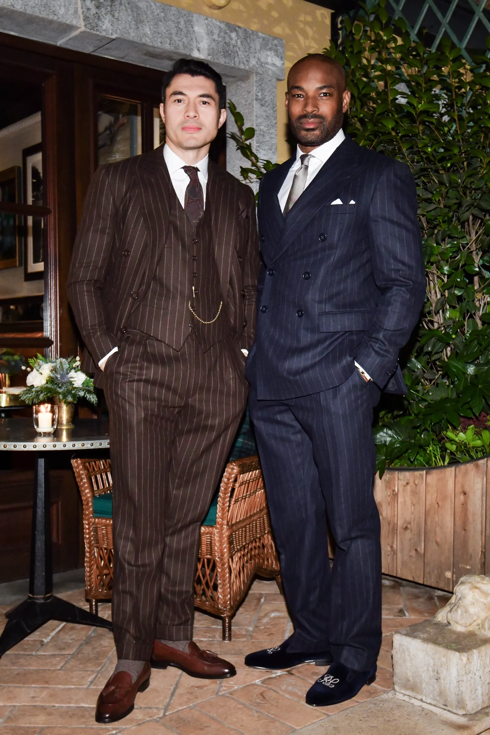 התמונה עשויה להכיל טייסון בקפורד ביגוד חליפת מעיל בלייזר מעיל צמח עציץ טוקסידו ומבוגרים