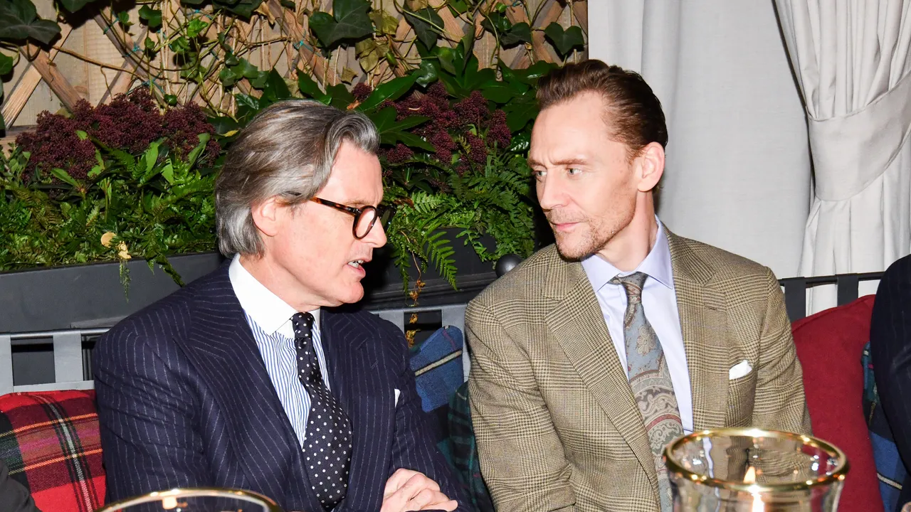 בתוך מסיבת ארוחת הערב של ראלף לורן לאחר ההמראה במילאנו עם ליאם המסוורת', טום הידלסטון והנרי גולדינג
