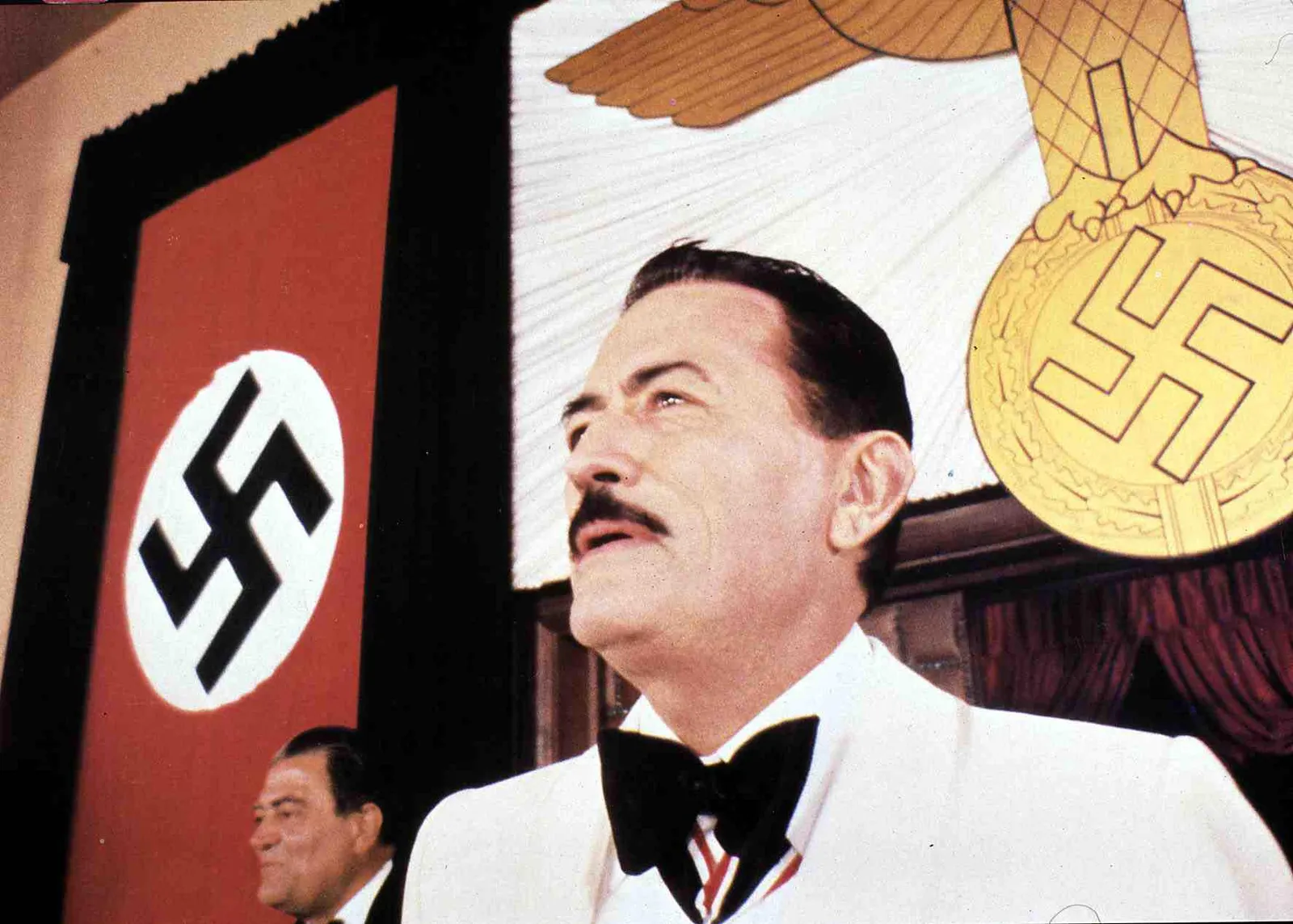 התמונה עשויה להכיל את גרגורי פק לבישה רשמית פנים צילום ראש אדם אביזרי דיוקן עניבה ומבוגרים