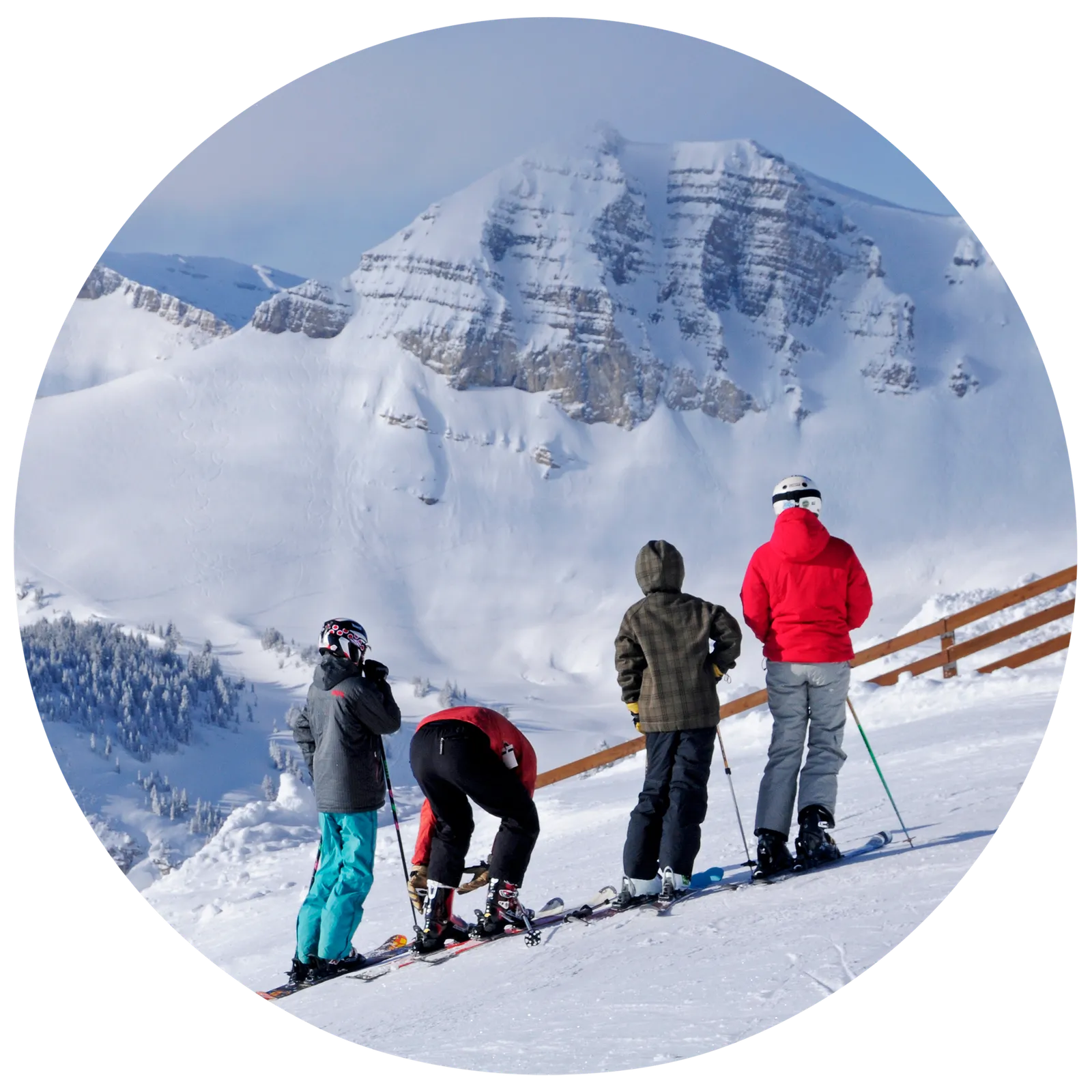 התמונה עשויה להכיל טבע בחוץ מסלול שלג ספורט אדם מבוגר ביגוד ילד הנעלה מעיל וז'קט נעל