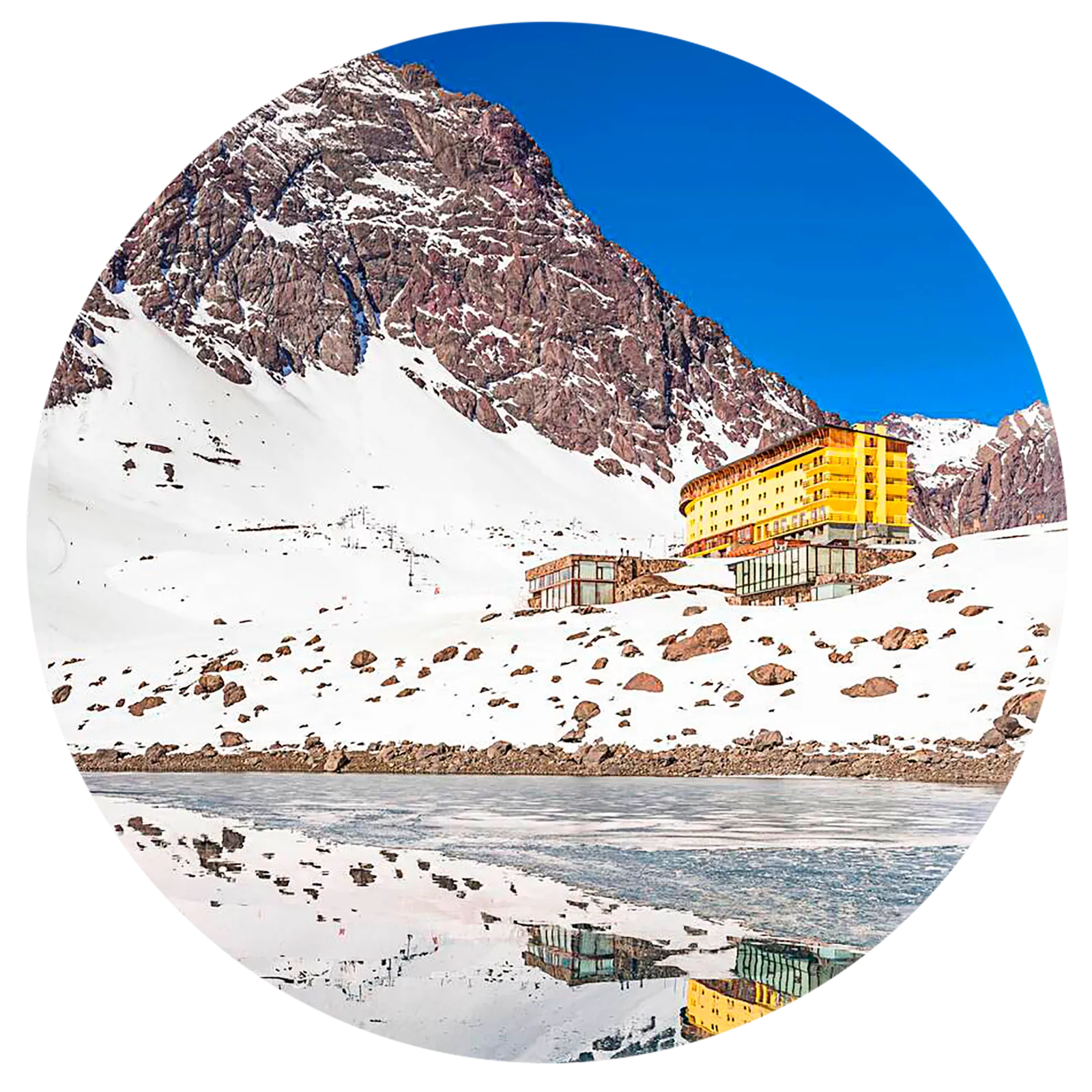 התמונה עשויה להכיל בגדים מעיל מעיל קפוצ'ון סריגים סוודר וסווטשירט