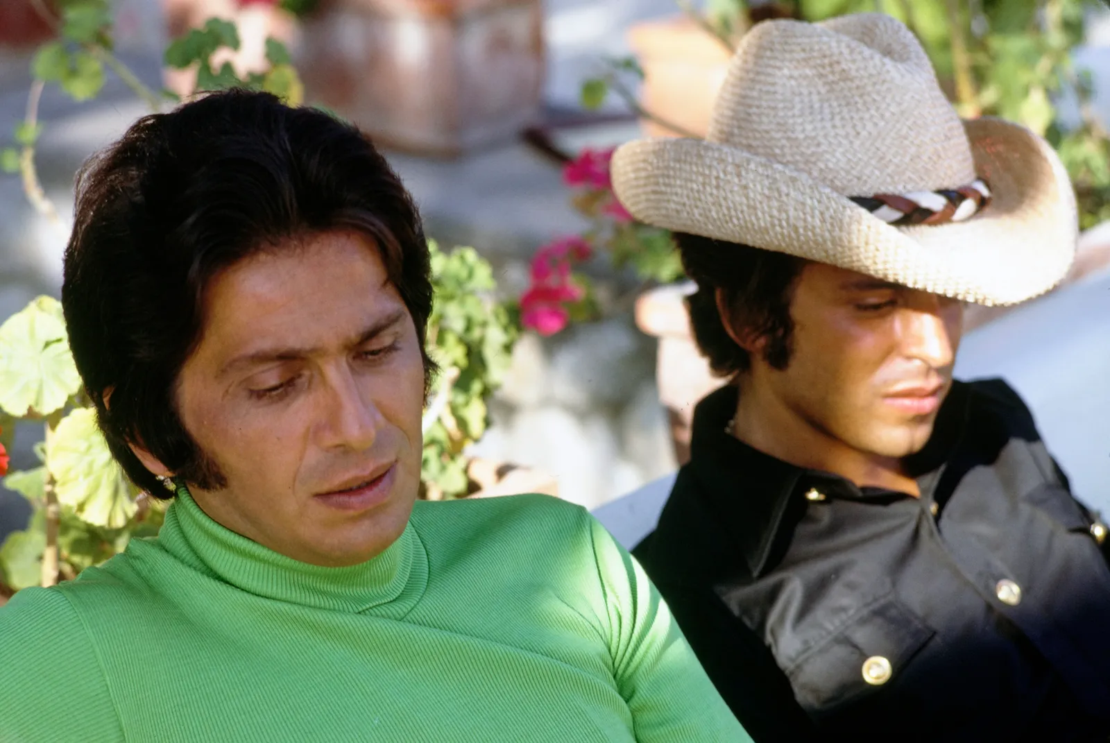 התמונה עשויה להכיל את ריקי שיין ביגוד כובע צמח עציץ ראש אדם צילום פנים פורטרט ומבוגרים