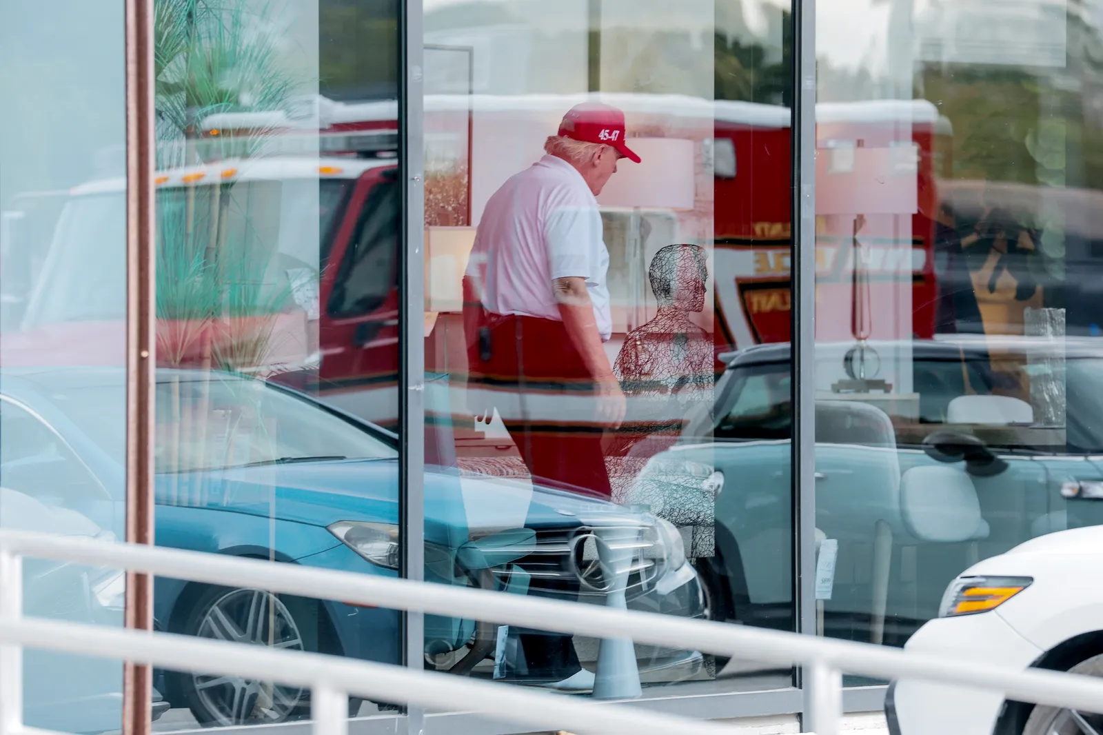 התמונה עשויה להכיל כובע בייסבול כובע ביגוד כובע אדם מבוגר רכב תחבורה רכב וחתונה