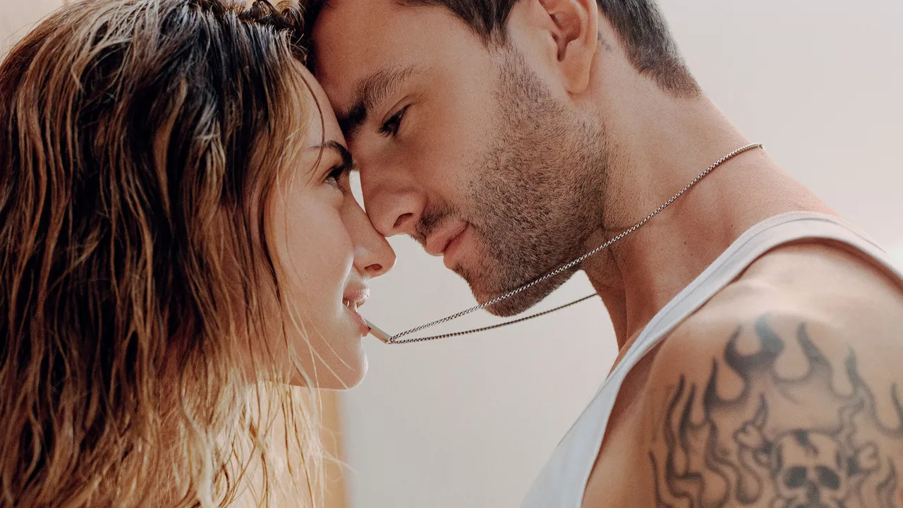 Tell Me Lies כוכבים הפכו לזוג מהחיים האמיתיים גרייס ואן פאטן וג'קסון ווייט בקמפיין המהביל שלהם של קלווין קליין