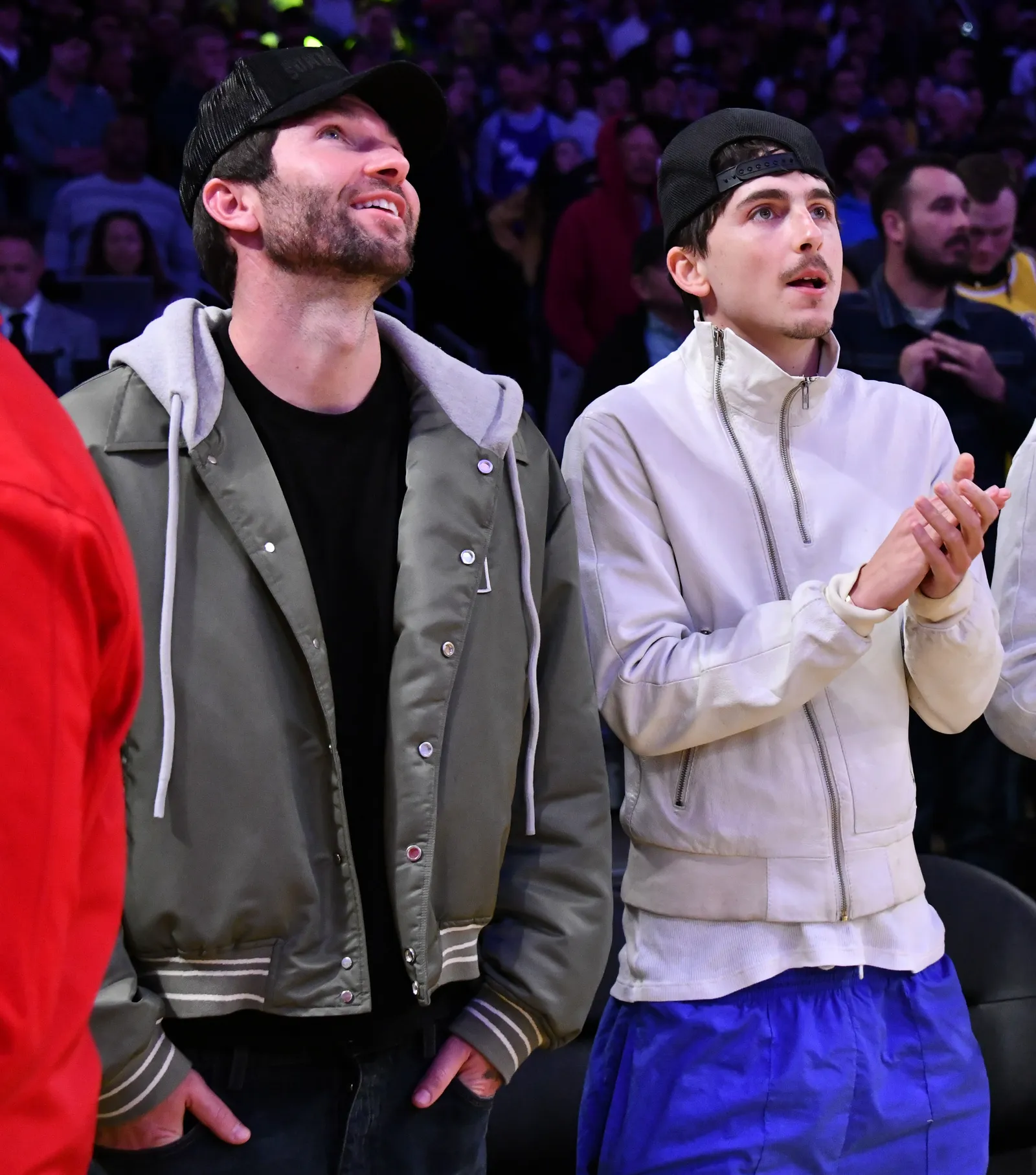 התמונה עשויה להכיל את Timothe Chalamet ביגוד מעיל מעיל אדם מבוגר כובע ראש פנים ופוטובומבינג