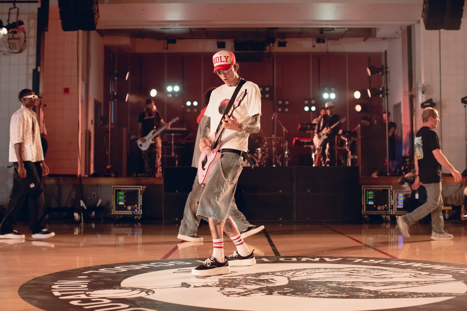 התמונה עשויה להכיל מקלע קלי קונצרט אדם למבוגרים גיטרה תאורה ומבצע של כלי נגינה