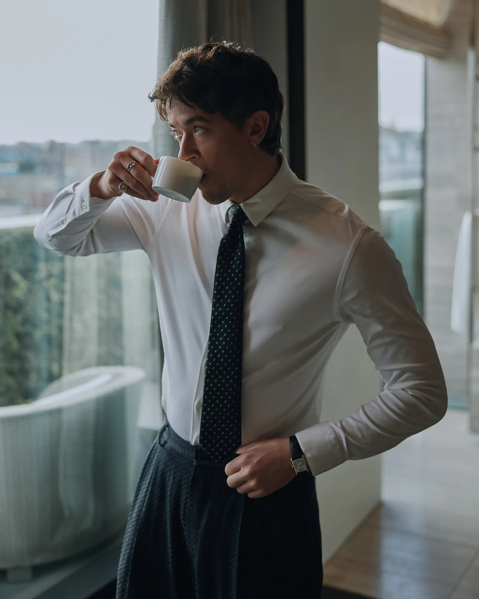 התמונה עשויה להכיל H. Hawkline Head Person Face Cup ו-Adult