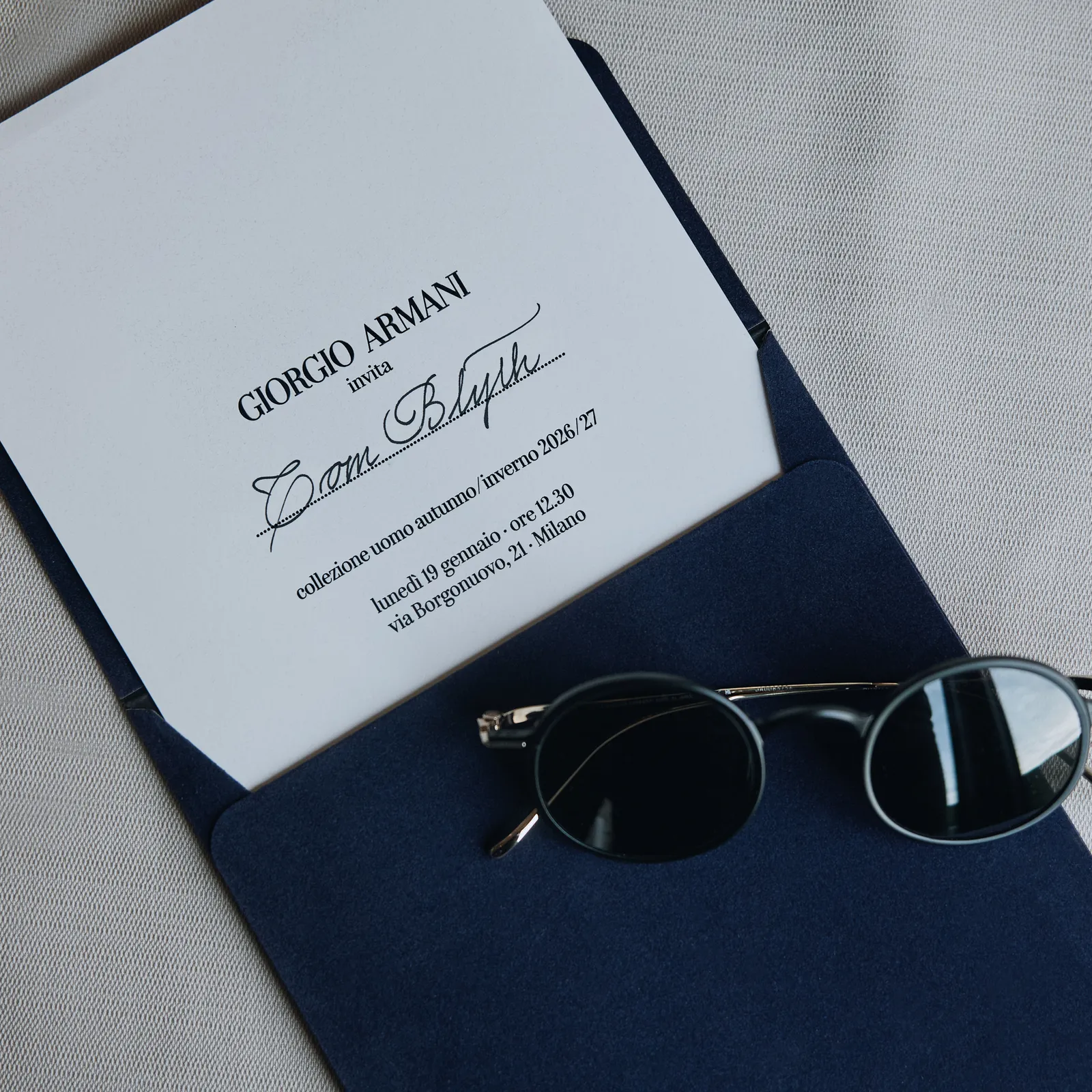 התמונה עשויה להכיל אביזרים משקפי שמש משקפי שמש וטקסט